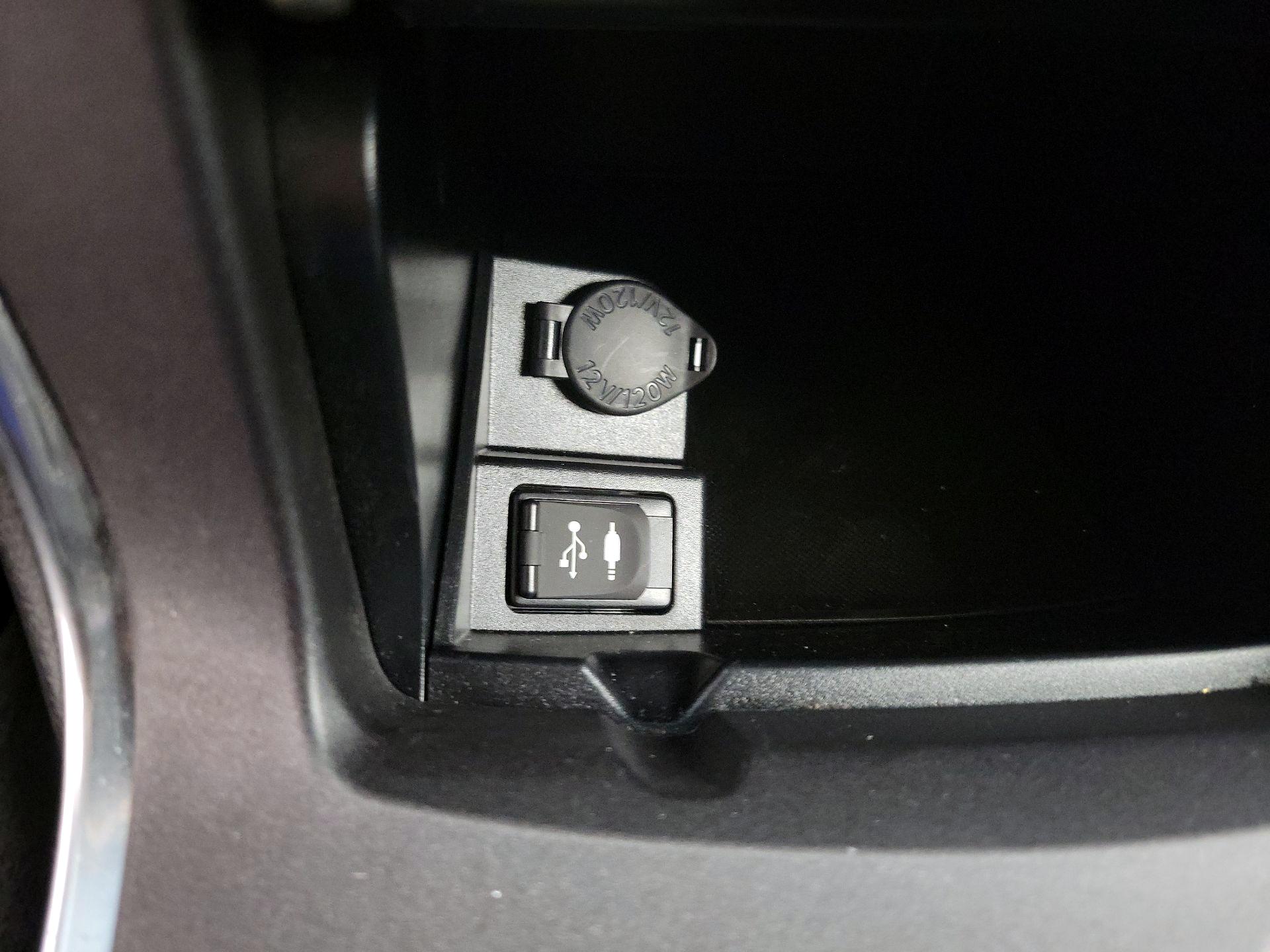 Thumbnail: 2016 Toyota Camry - 18