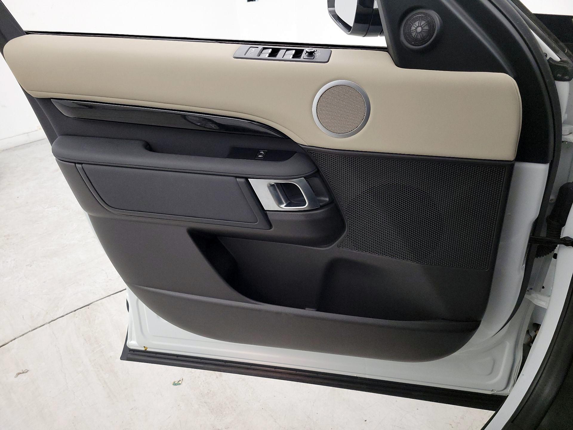 Thumbnail: 2017 Land Rover Discovery - 12