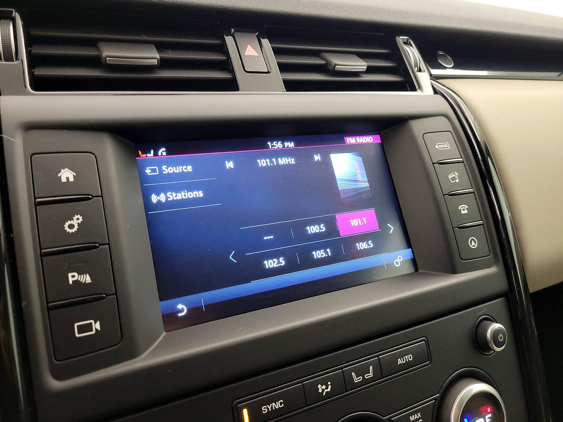 Thumbnail: 2017 Land Rover Discovery - 15