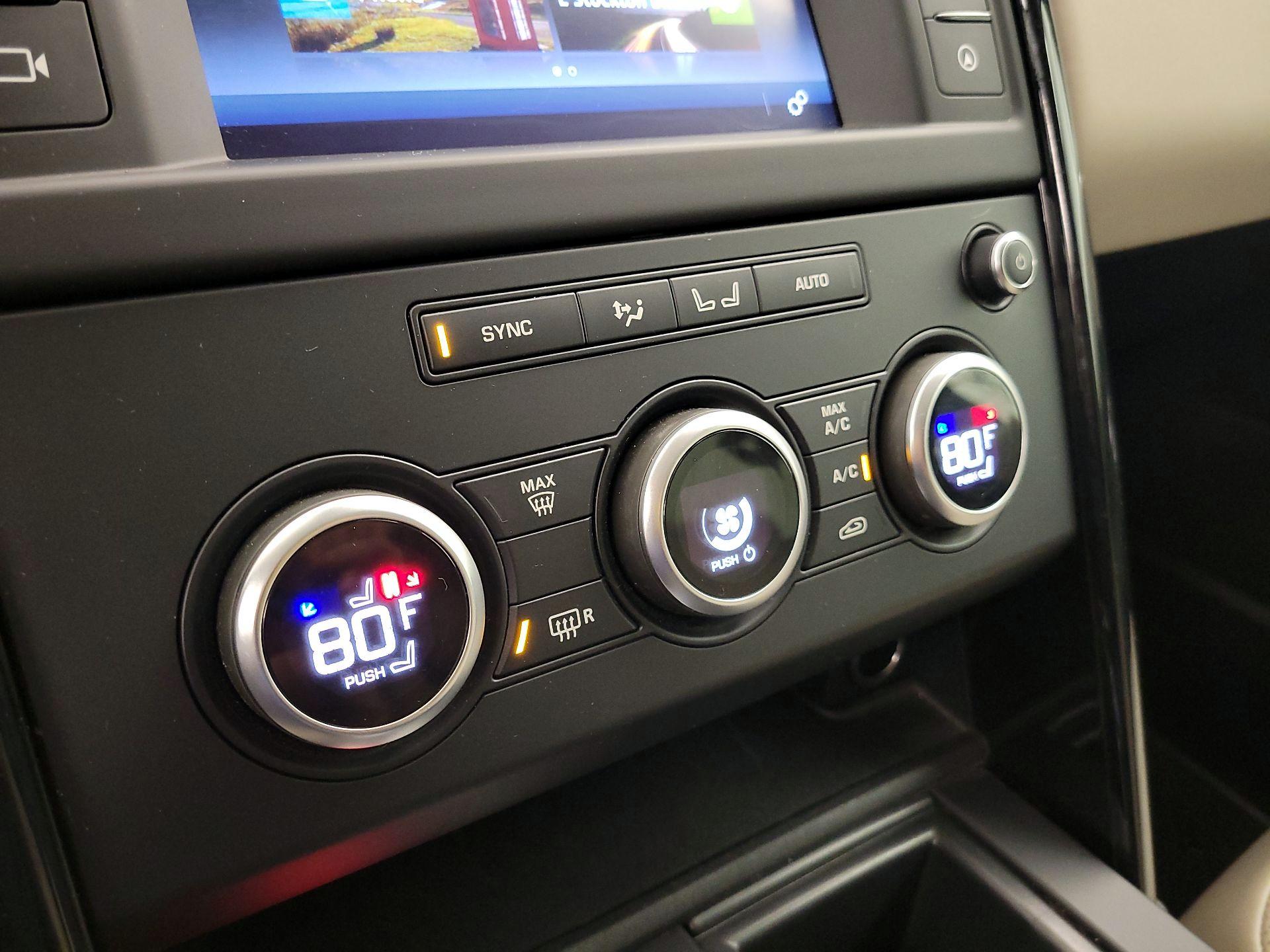 Thumbnail: 2017 Land Rover Discovery - 16