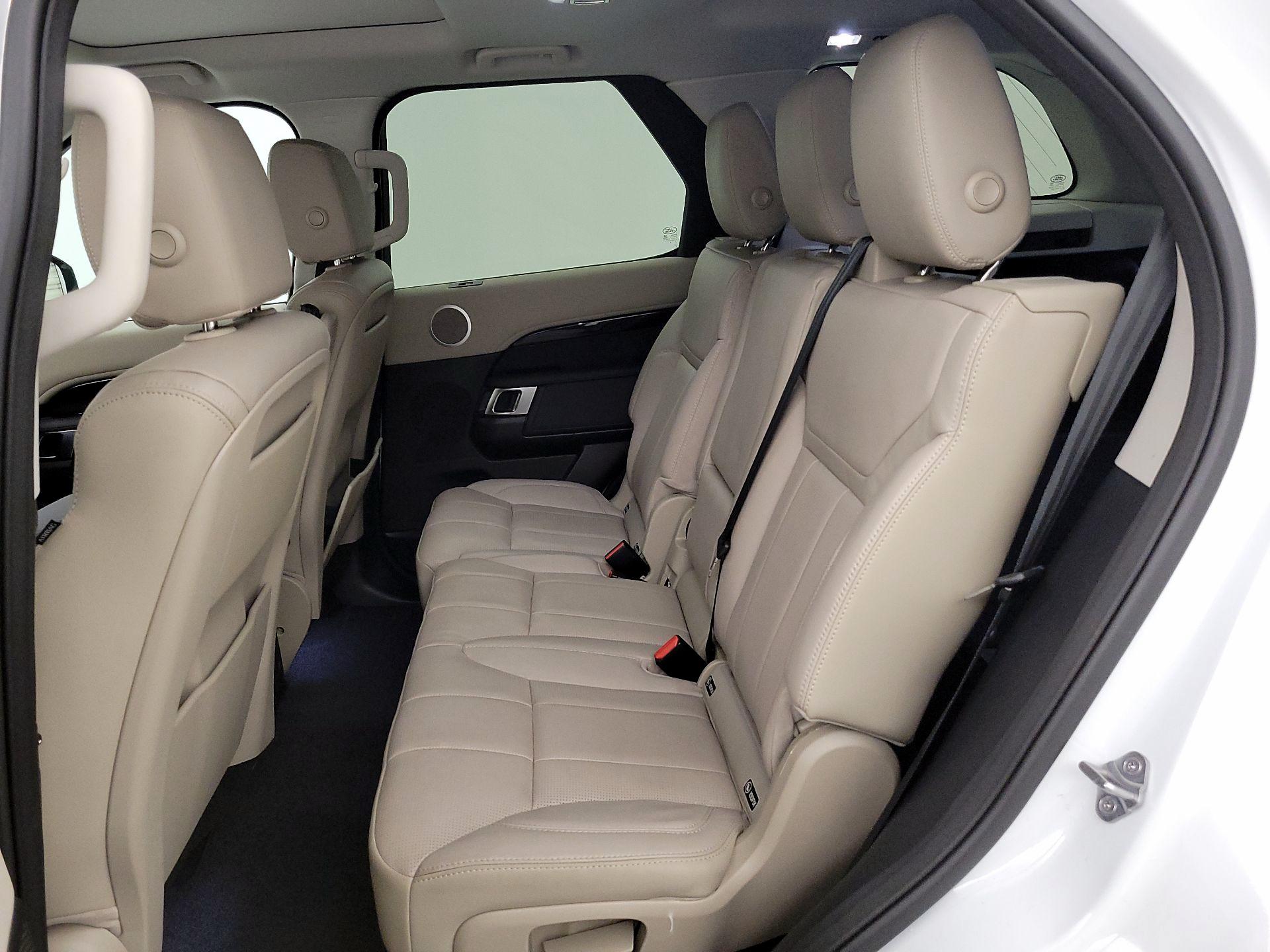 Thumbnail: 2017 Land Rover Discovery - 18