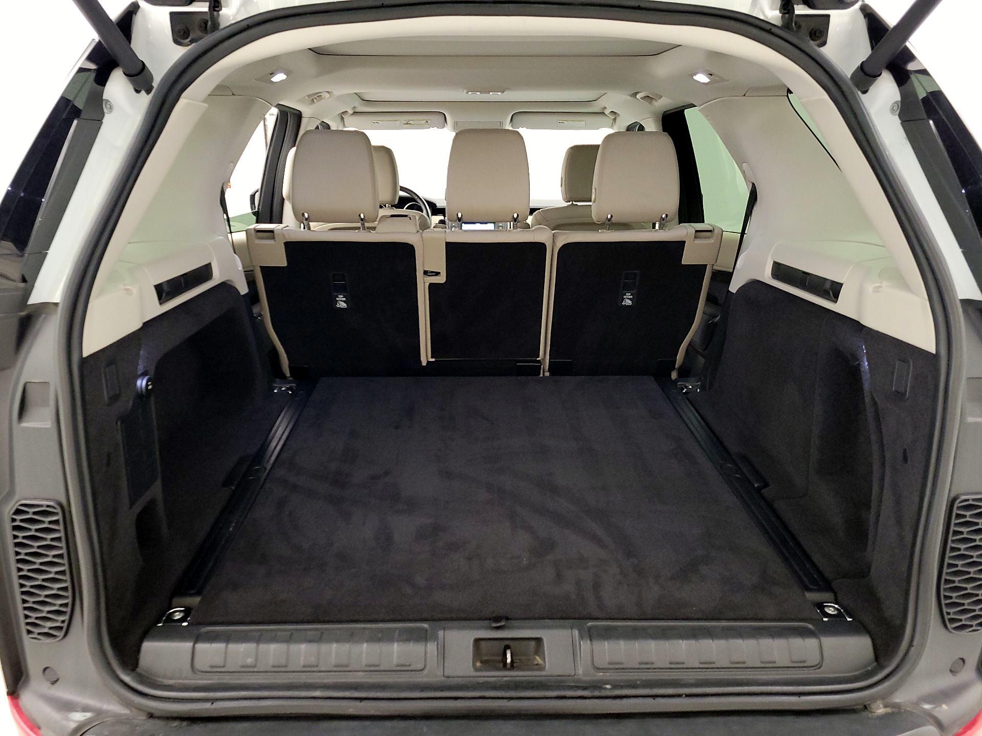 Thumbnail: 2017 Land Rover Discovery - 19