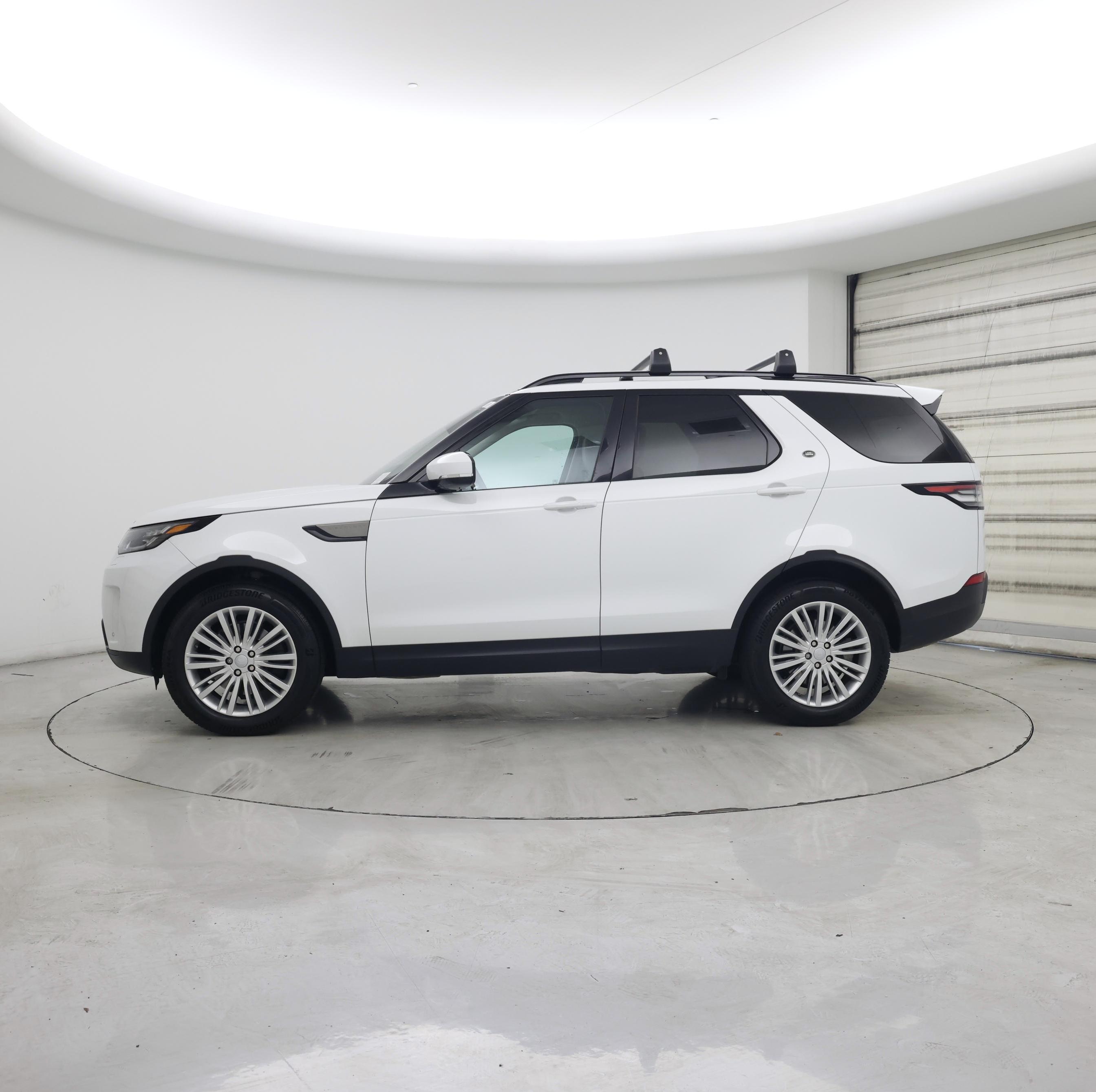 Thumbnail: 2017 Land Rover Discovery - 3