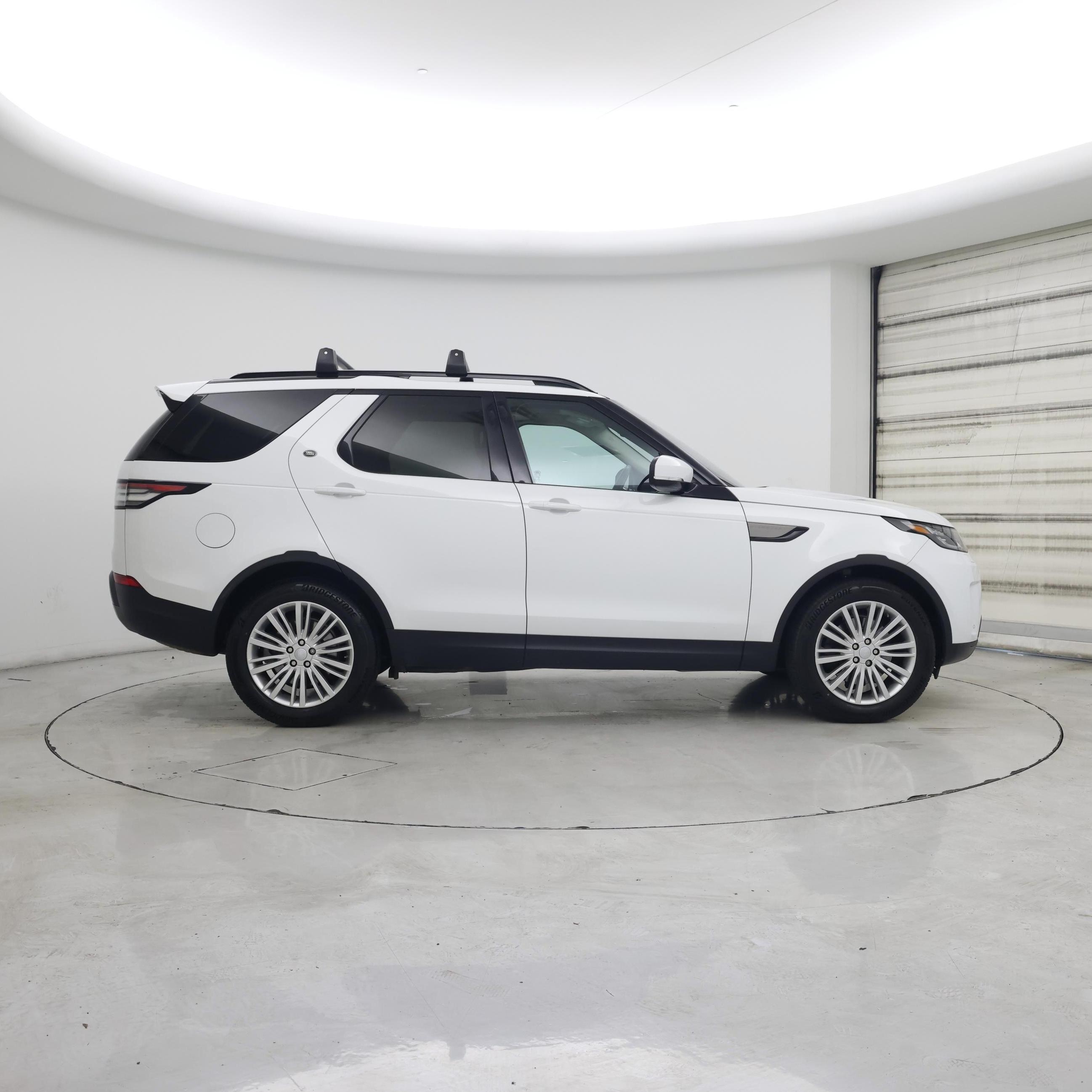 Thumbnail: 2017 Land Rover Discovery - 7