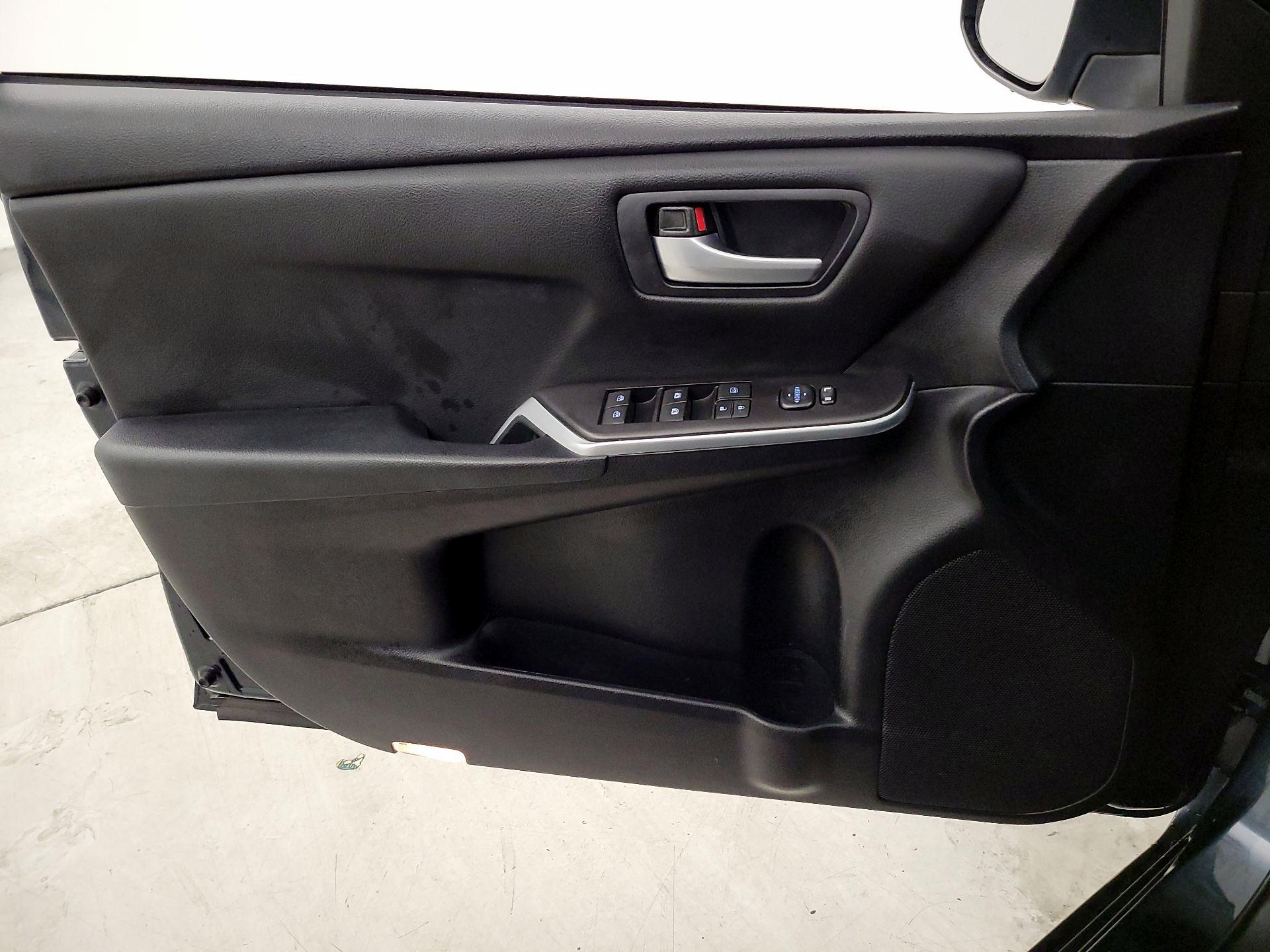 Thumbnail: 2015 Toyota Camry - 12