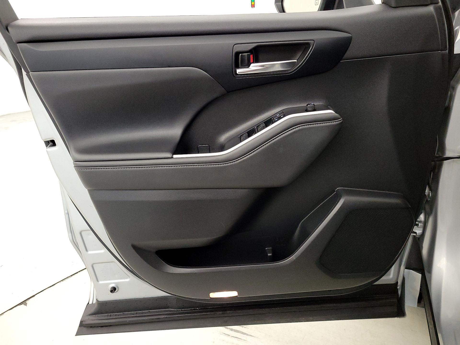 Thumbnail: 2022 Toyota Highlander - 12