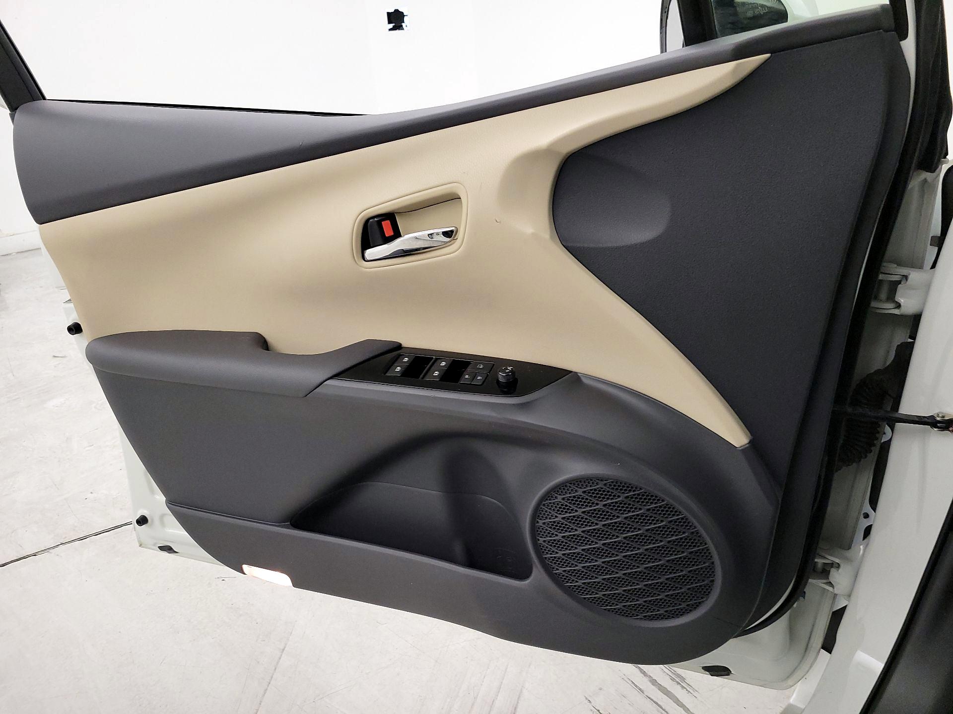 Thumbnail: 2016 Toyota Prius - 12