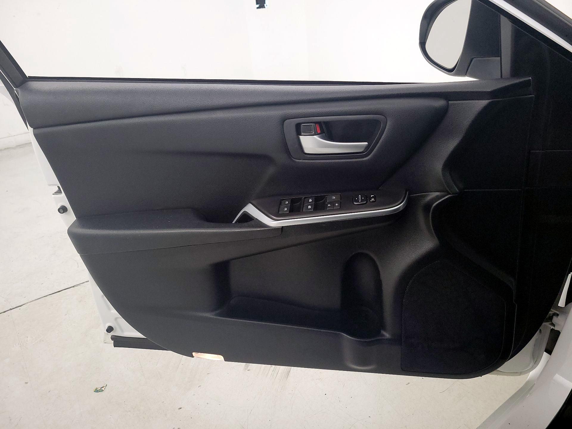 Thumbnail: 2015 Toyota Camry - 12