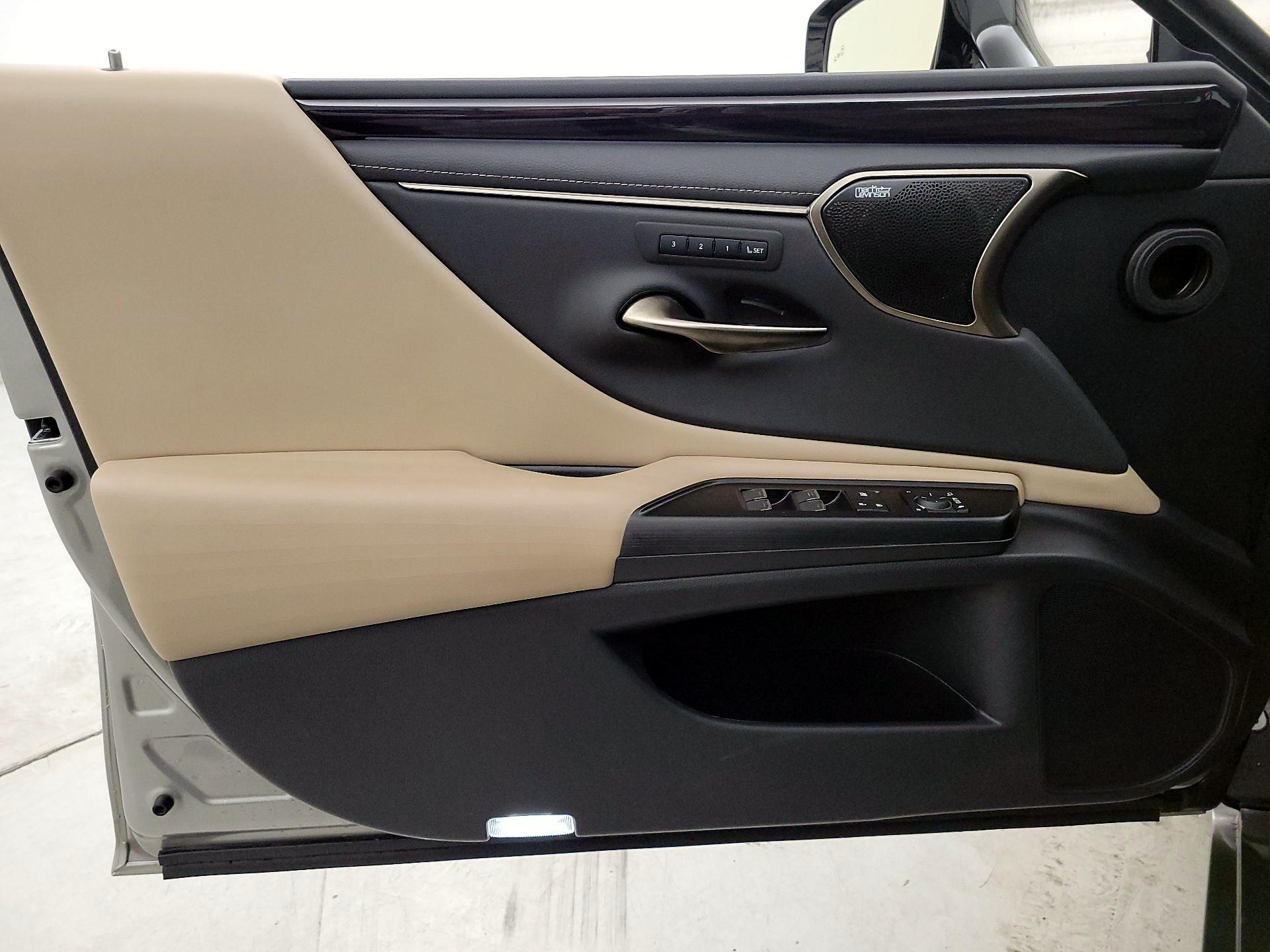 Thumbnail: 2021 Lexus ES - 12