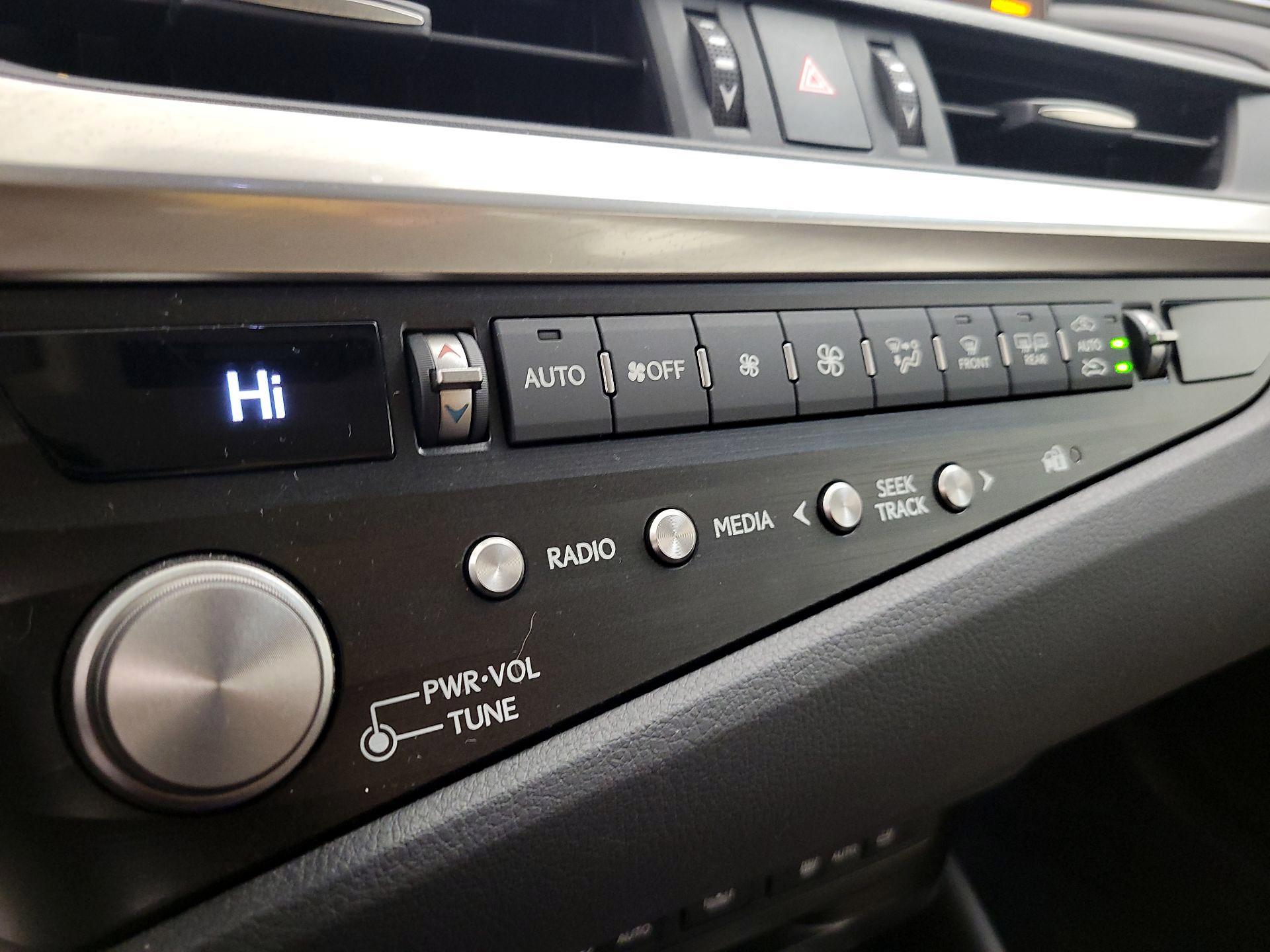 Thumbnail: 2021 Lexus ES - 16