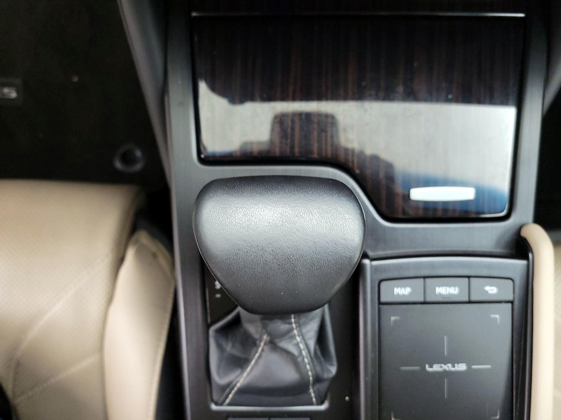 Thumbnail: 2021 Lexus ES - 17