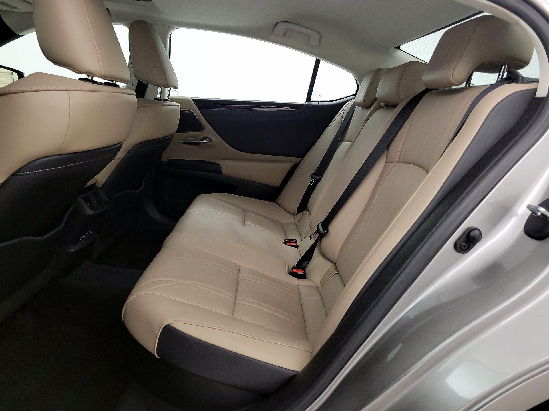 Thumbnail: 2021 Lexus ES - 18