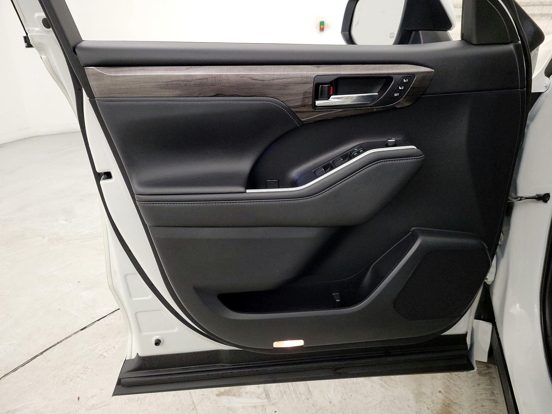 Thumbnail: 2021 Toyota Highlander - 12