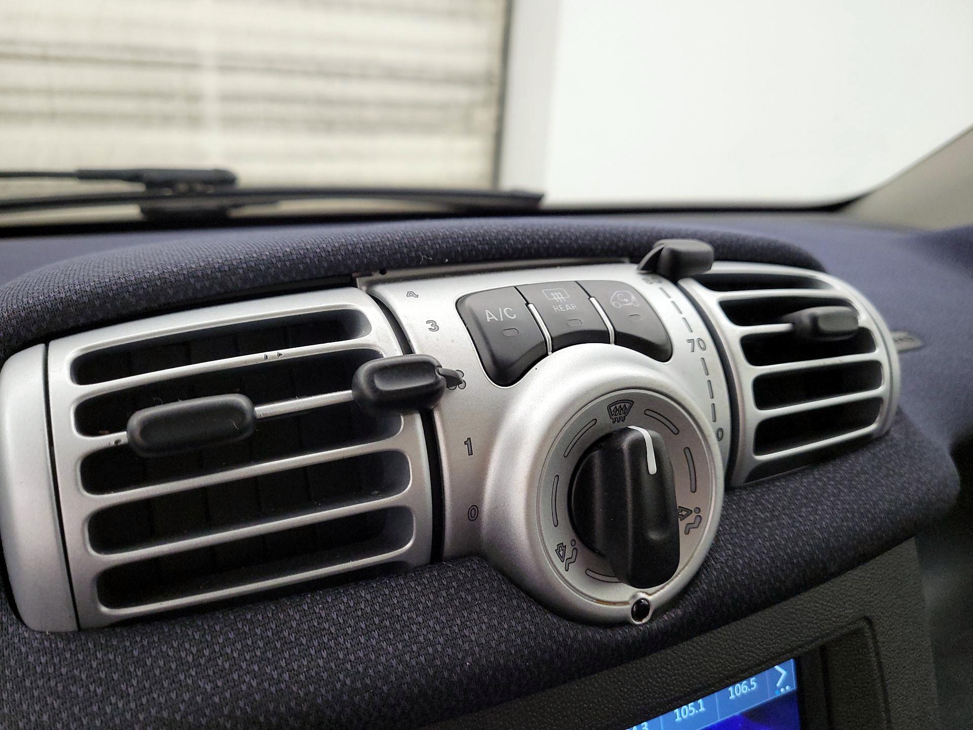 Thumbnail: 2015 smart fortwo - 14