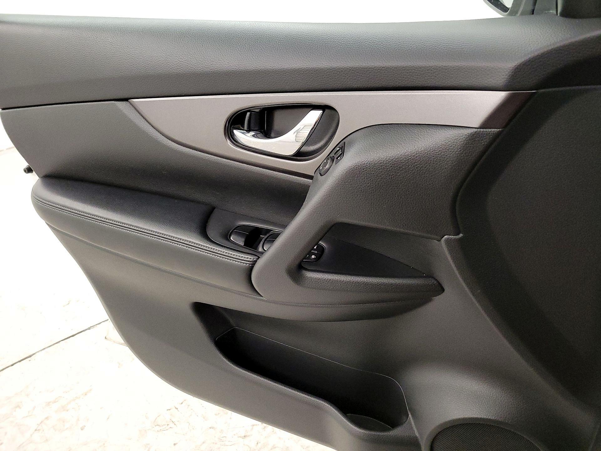 Thumbnail: 2015 Nissan Rogue - 12