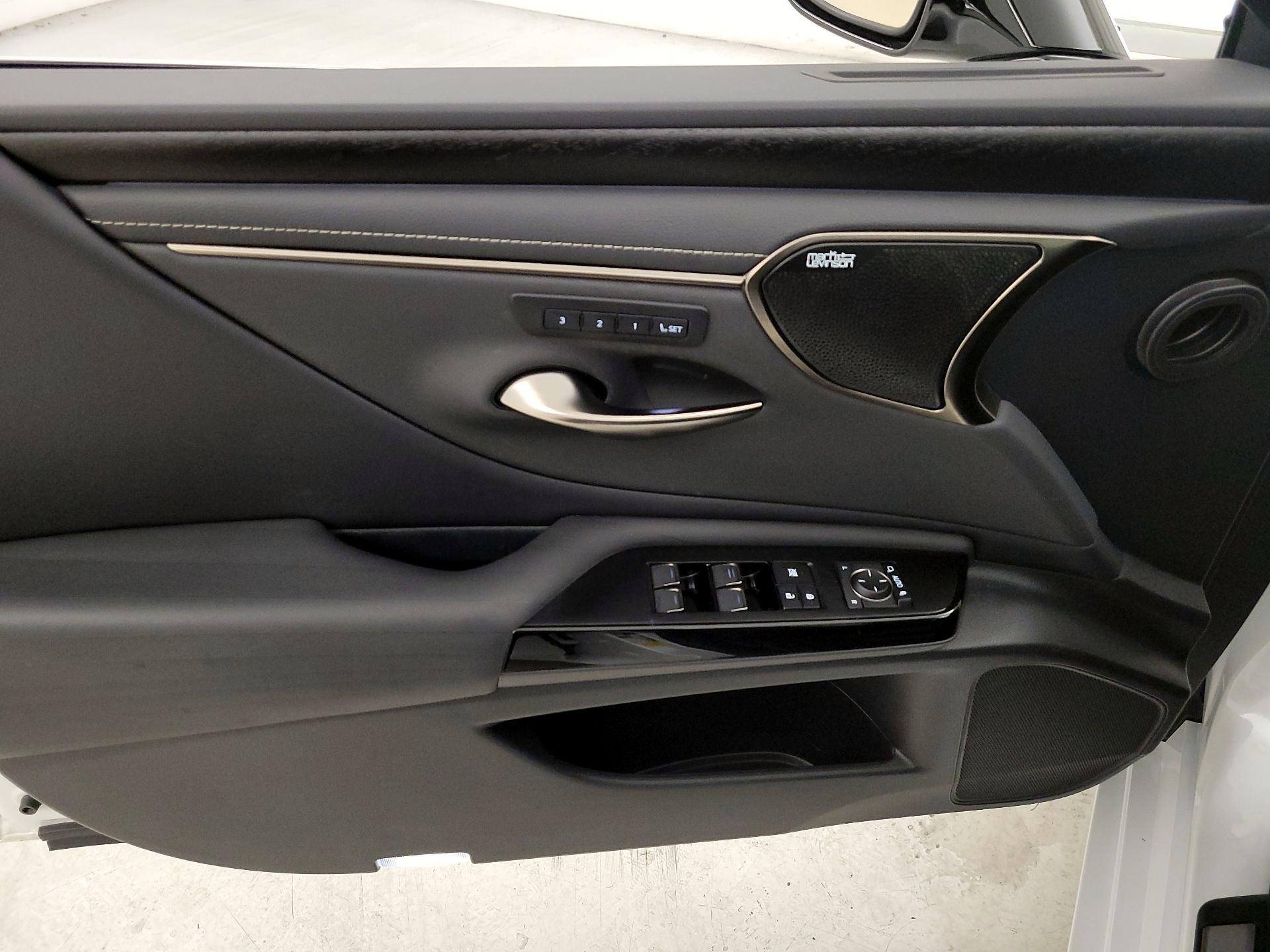 Thumbnail: 2022 Lexus ES - 12