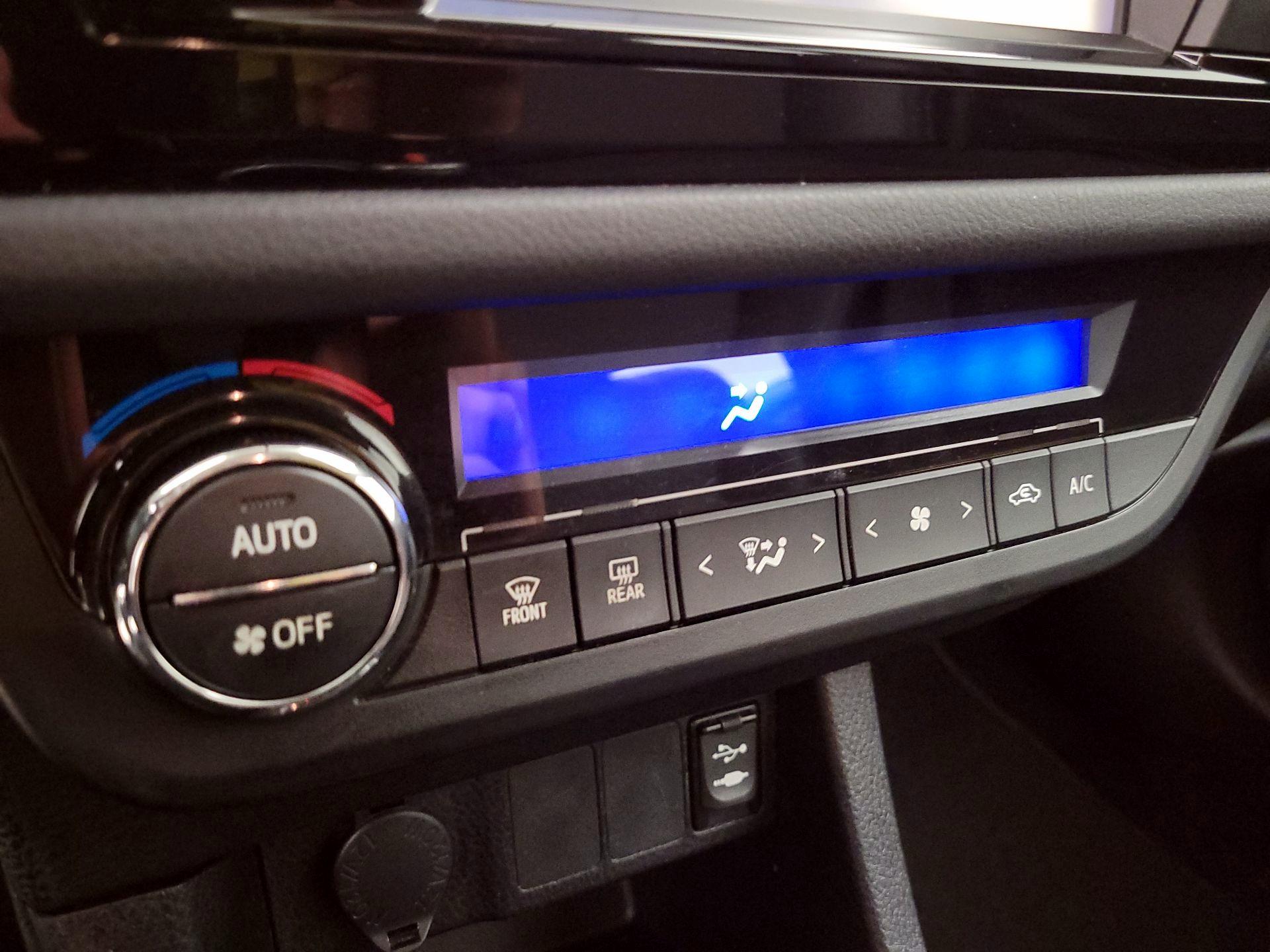 Thumbnail: 2015 Toyota Corolla - 16