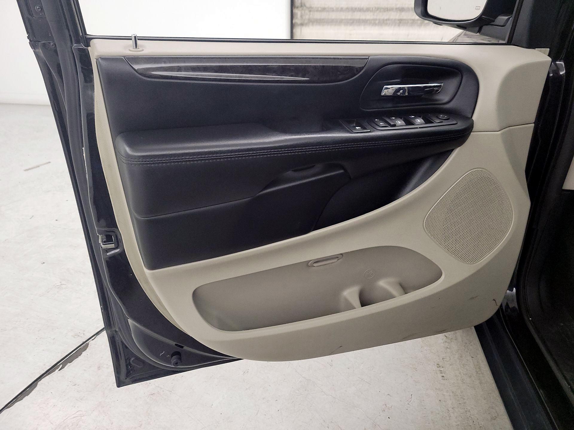 Thumbnail: 2016 Dodge Grand Caravan - 12