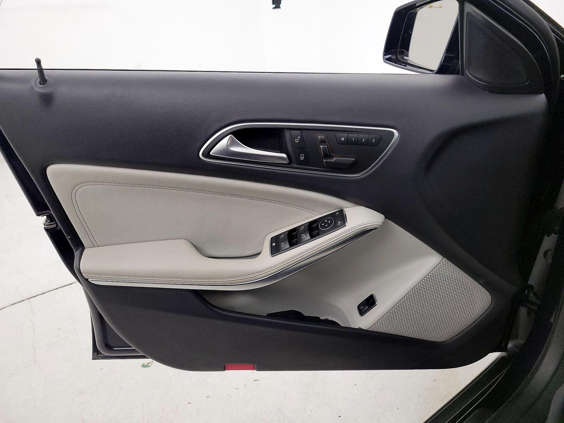 Thumbnail: 2017 Mercedes-Benz GLA - 12