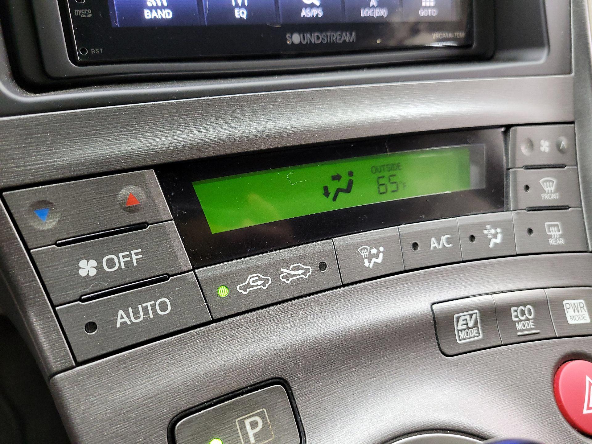 Thumbnail: 2015 Toyota Prius - 16