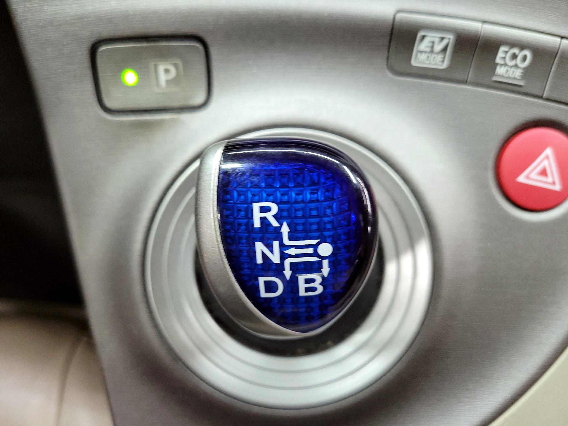 Thumbnail: 2015 Toyota Prius - 17