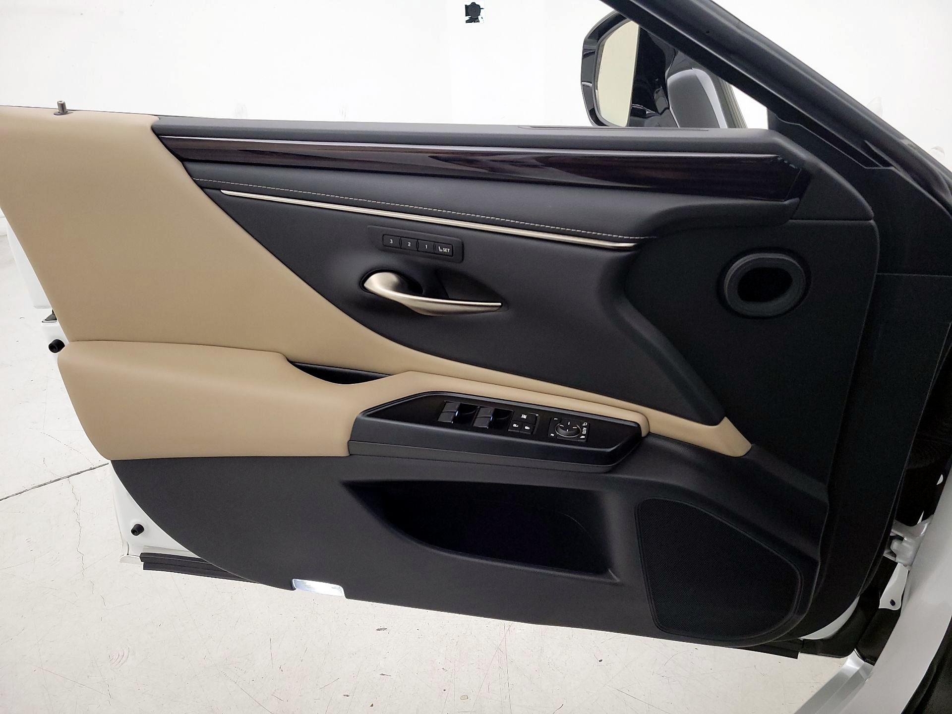 Thumbnail: 2020 Lexus ES - 12