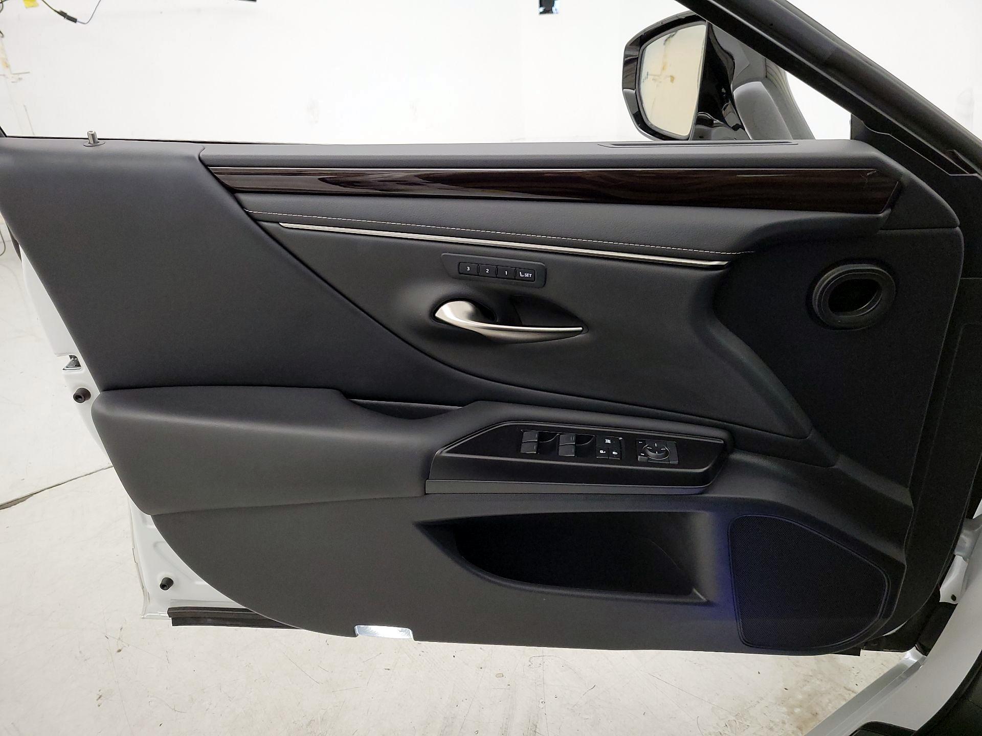 Thumbnail: 2019 Lexus ES - 12