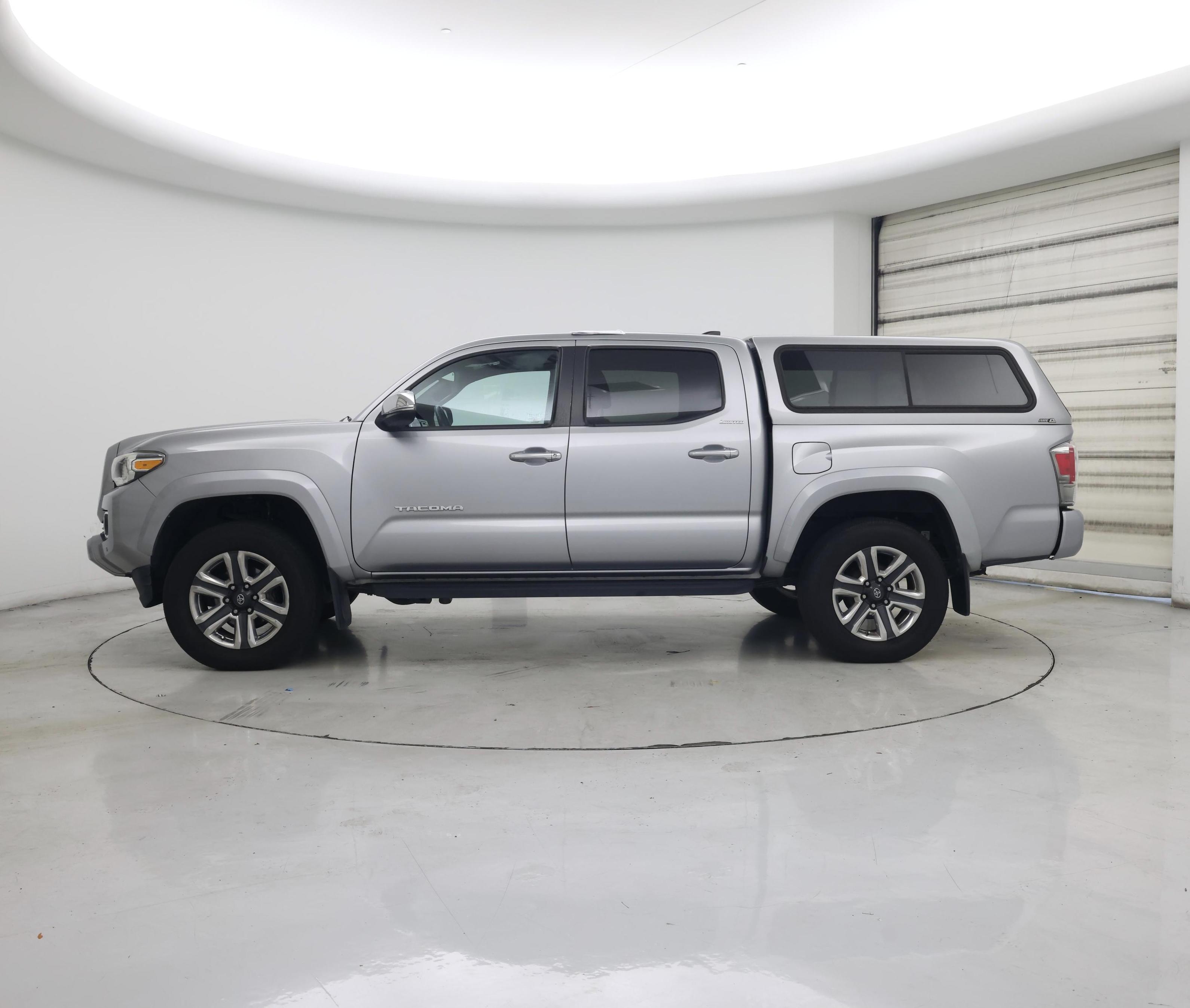 Thumbnail: 2017 Toyota Tacoma - 3