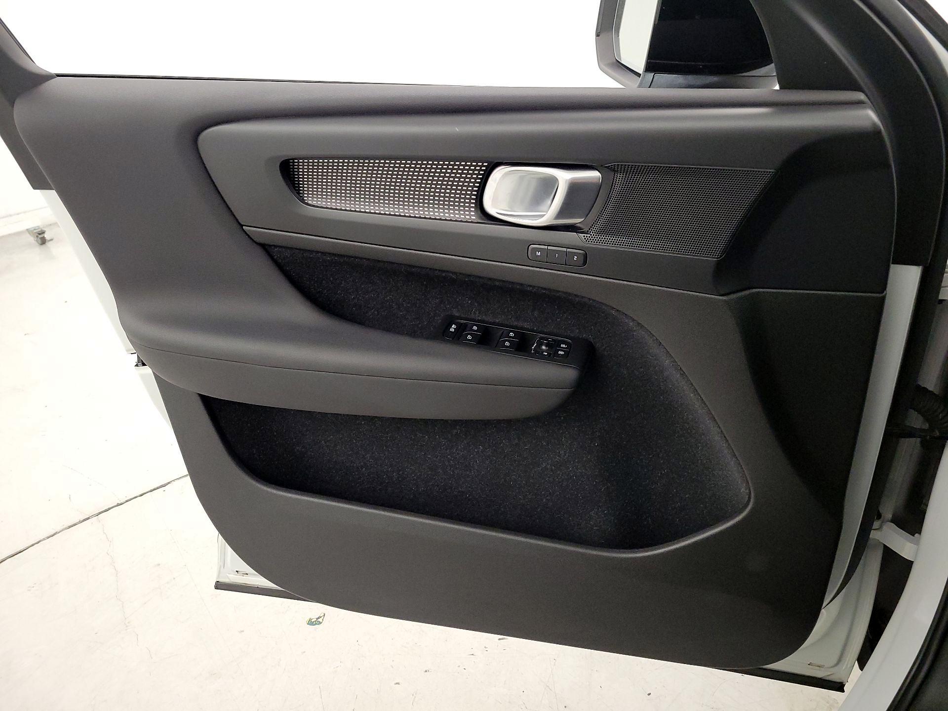 Thumbnail: 2020 Volvo XC40 - 12