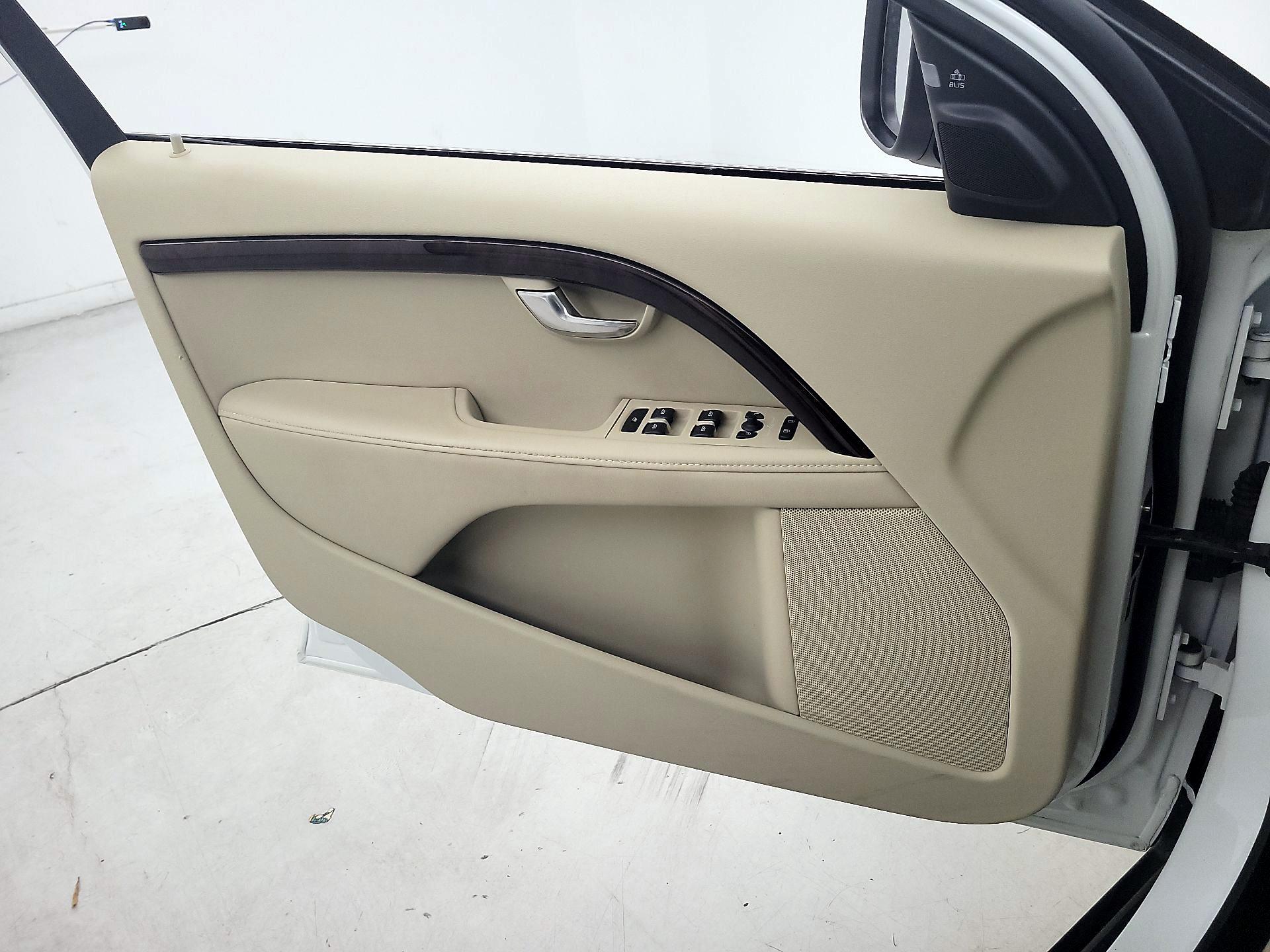 Thumbnail: 2015 Volvo XC70 - 12