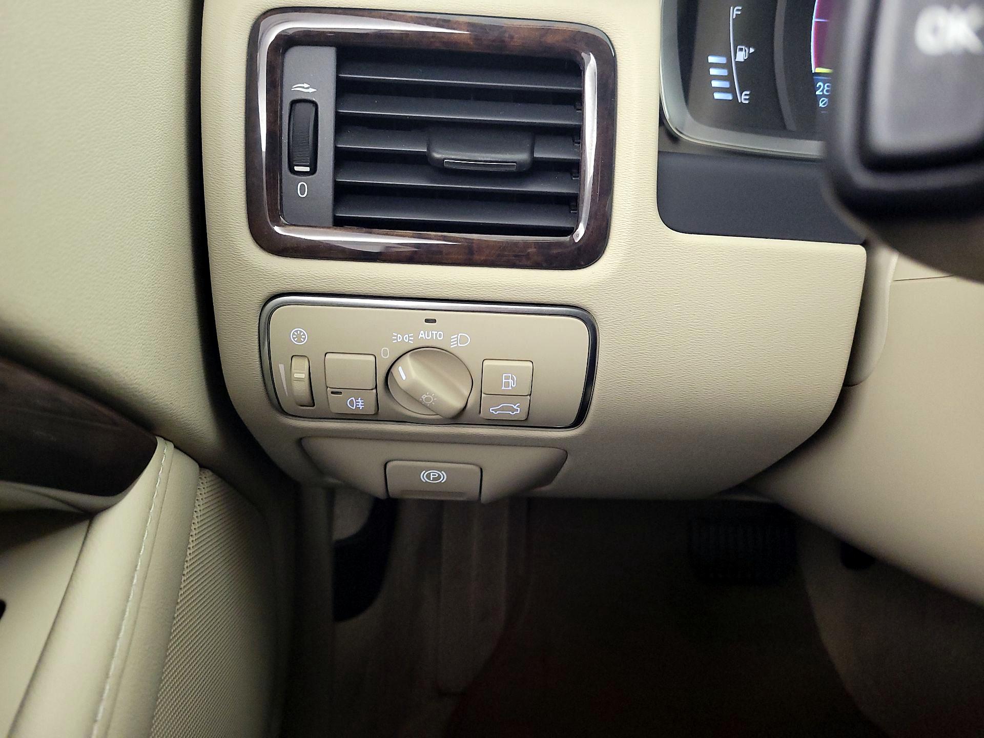 Thumbnail: 2015 Volvo XC70 - 13