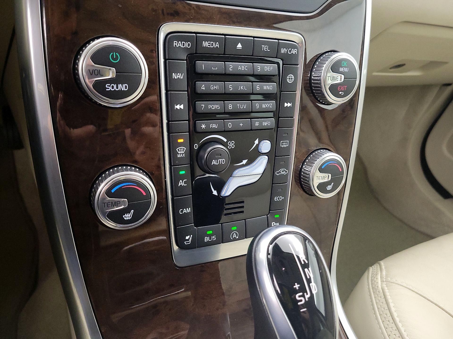 Thumbnail: 2015 Volvo XC70 - 16