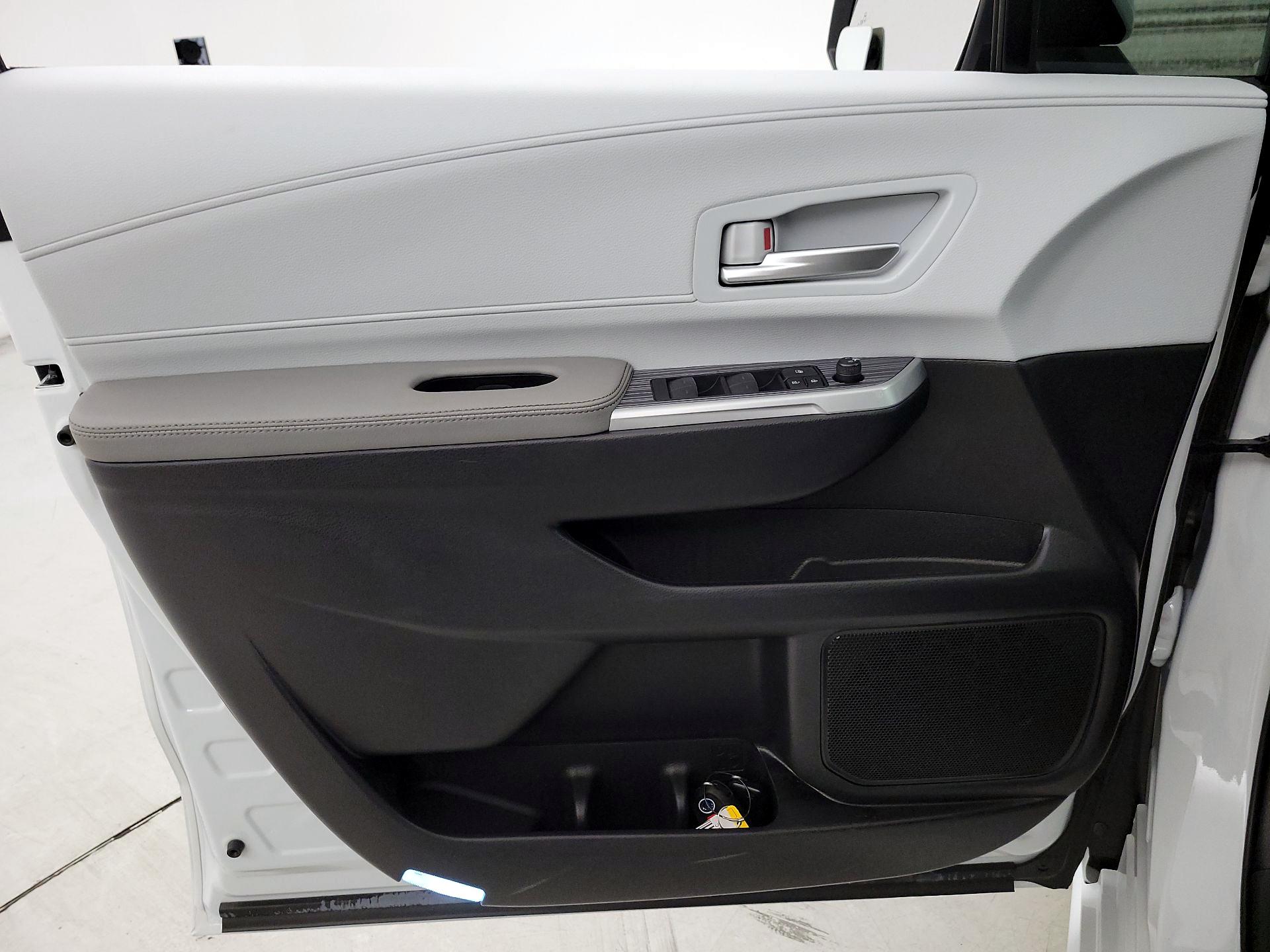 Thumbnail: 2025 Toyota Sienna - 10