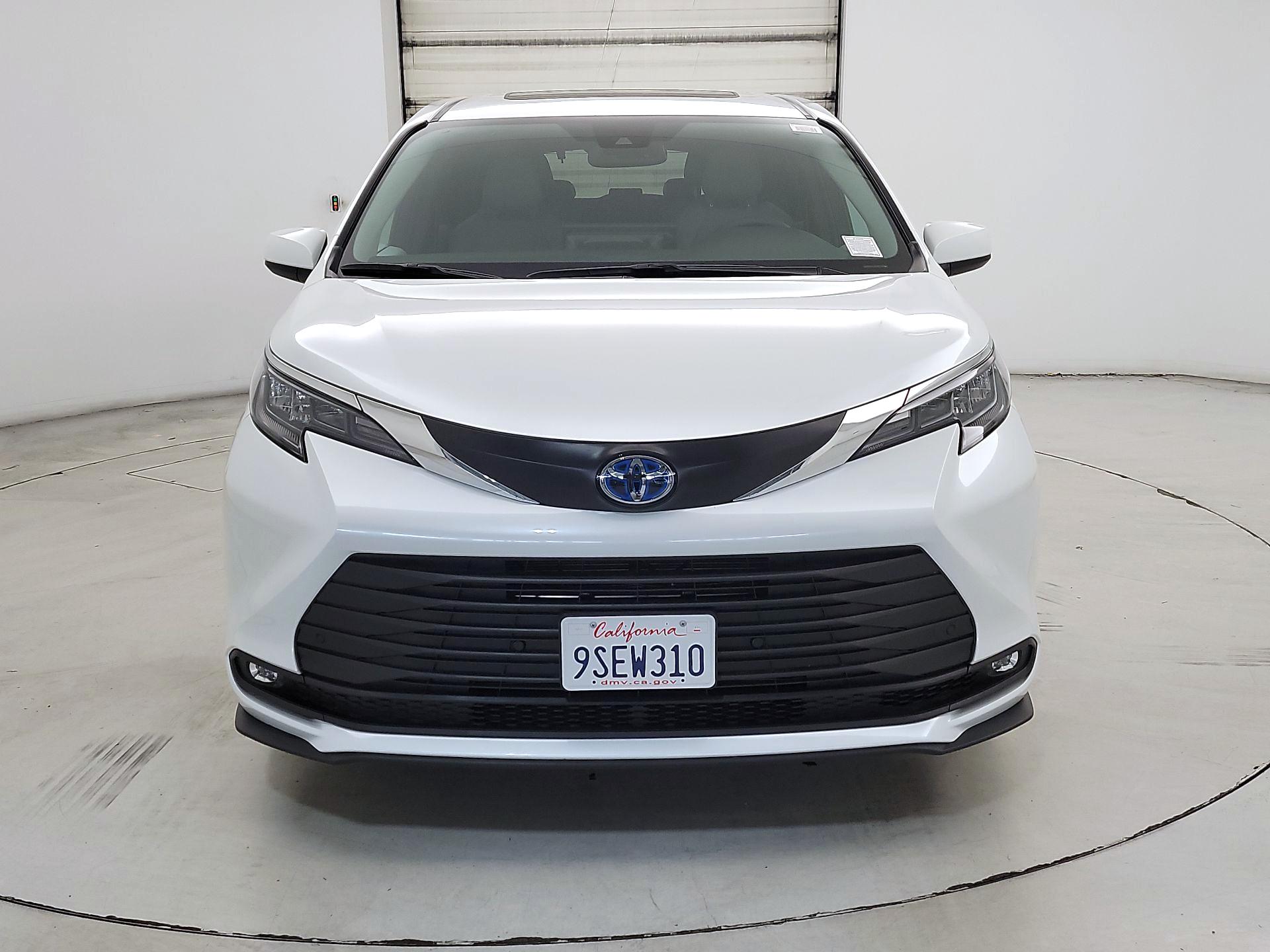 Thumbnail: 2025 Toyota Sienna - 2