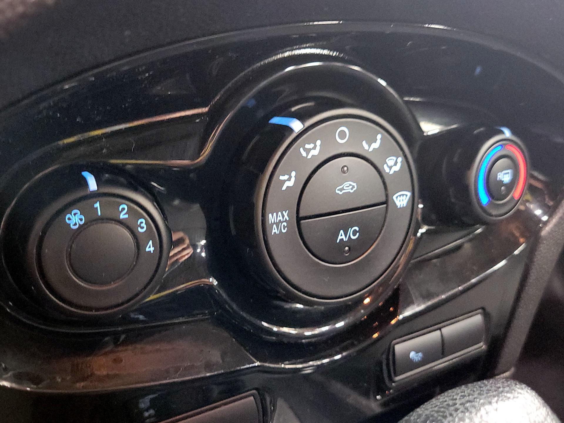 Thumbnail: 2015 Ford Fiesta - 15