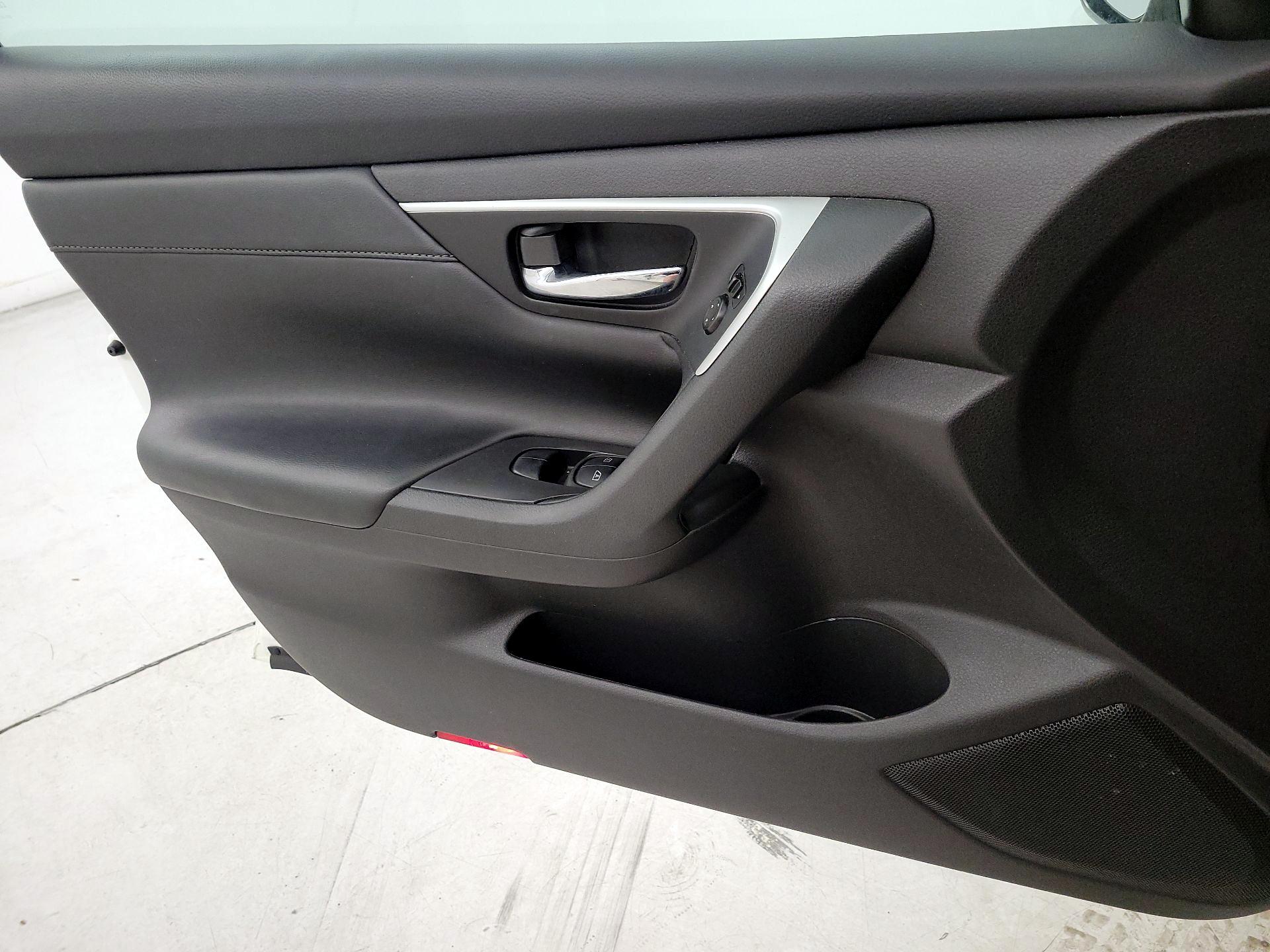 Thumbnail: 2016 Nissan Altima - 12