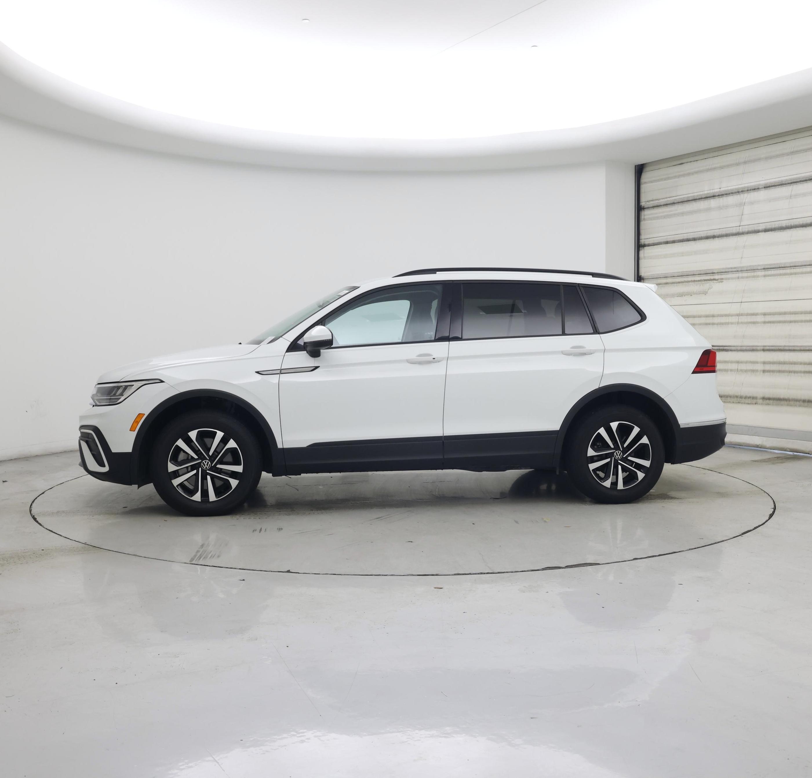Thumbnail: 2022 Volkswagen Tiguan - 3