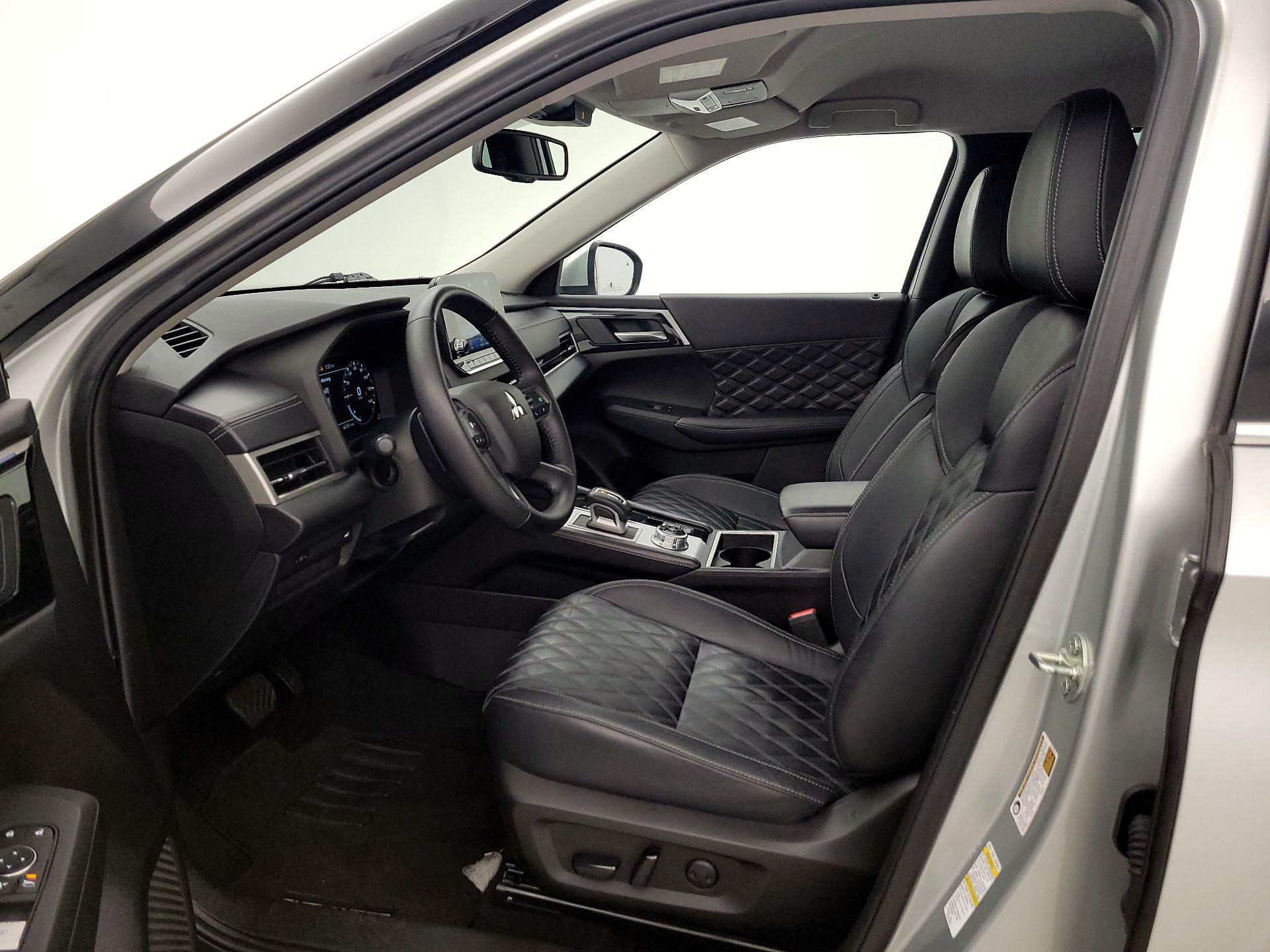 Thumbnail: 2023 Mitsubishi Outlander - 11