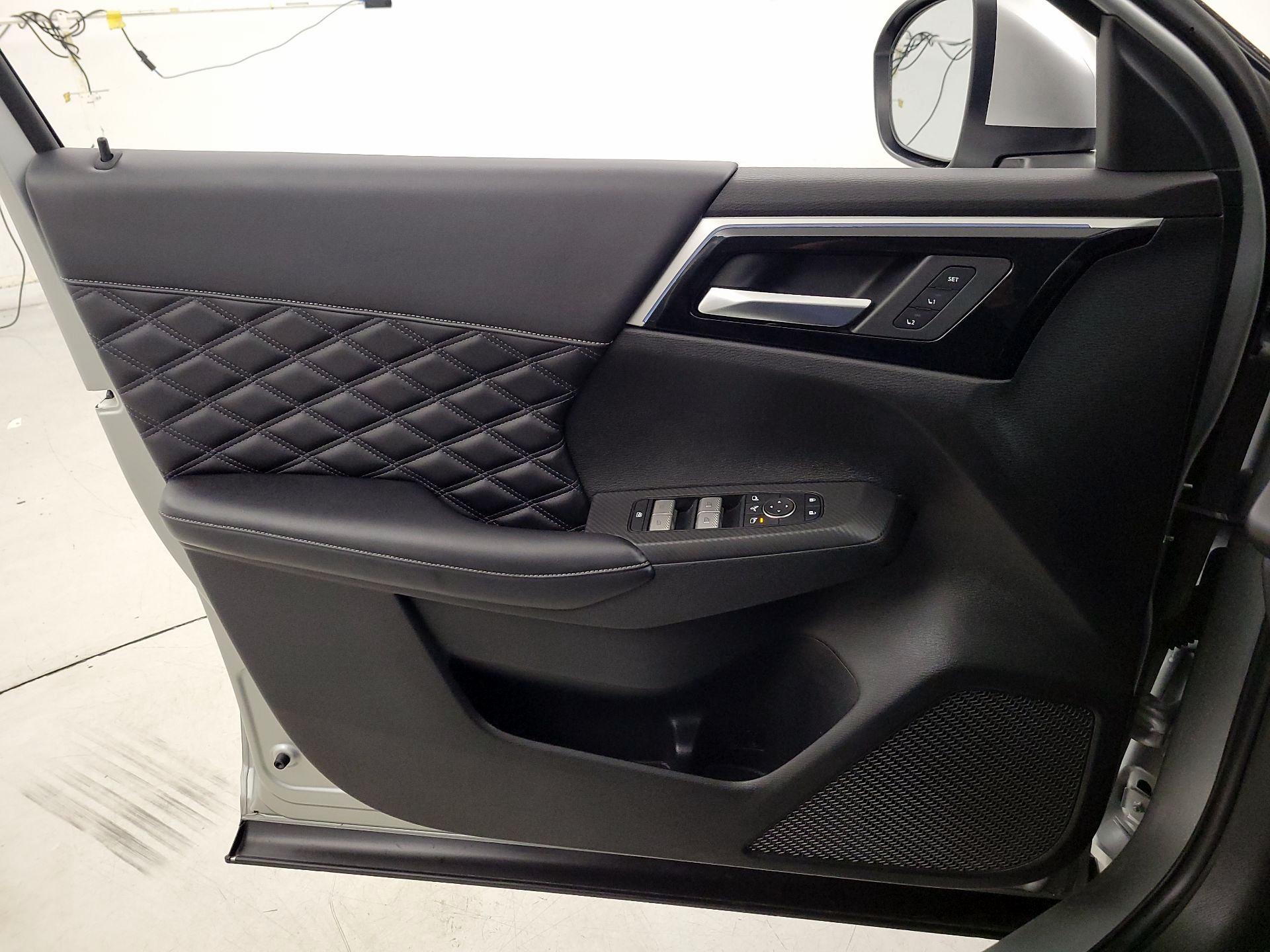 Thumbnail: 2023 Mitsubishi Outlander - 12