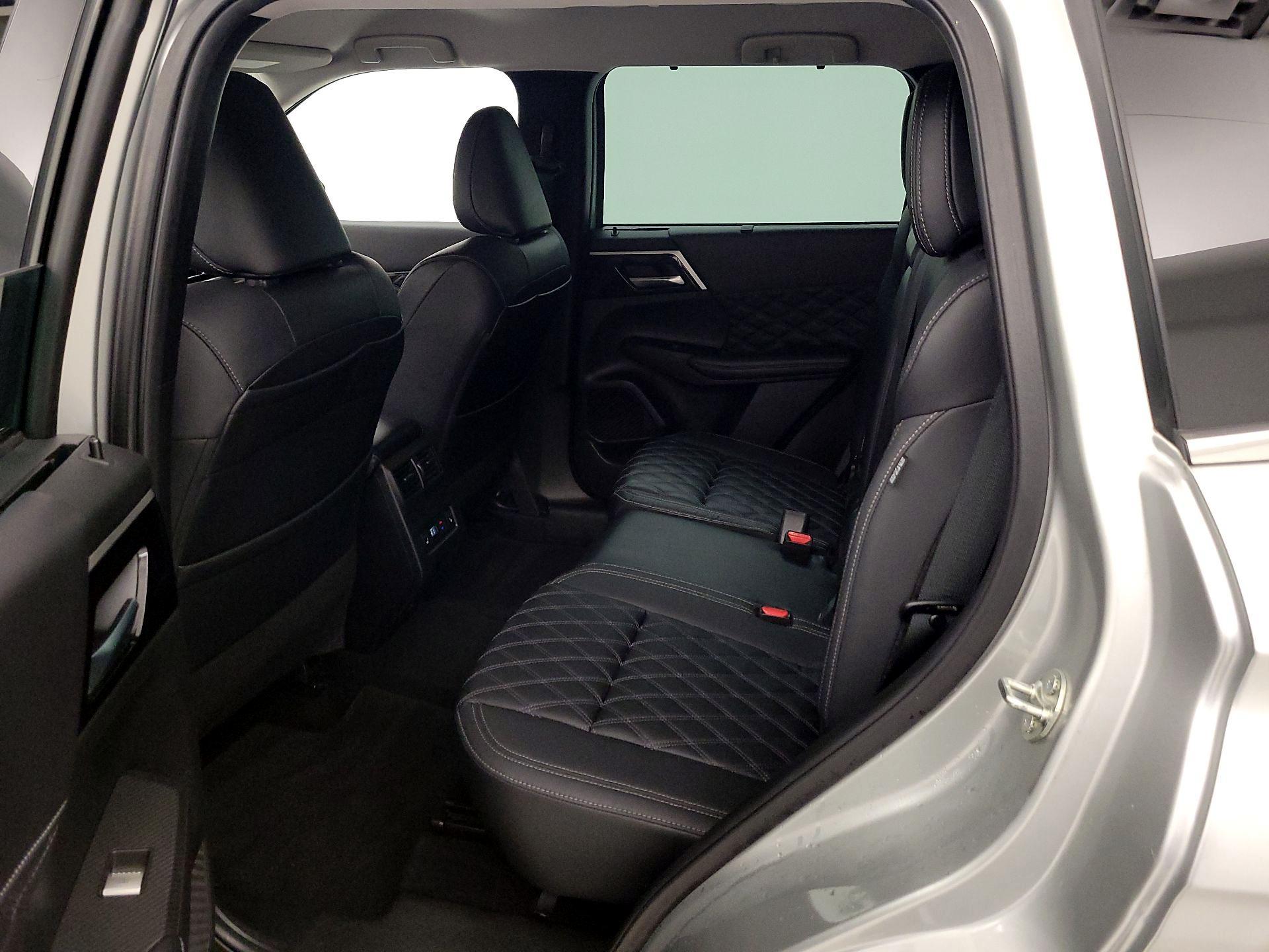 Thumbnail: 2023 Mitsubishi Outlander - 19