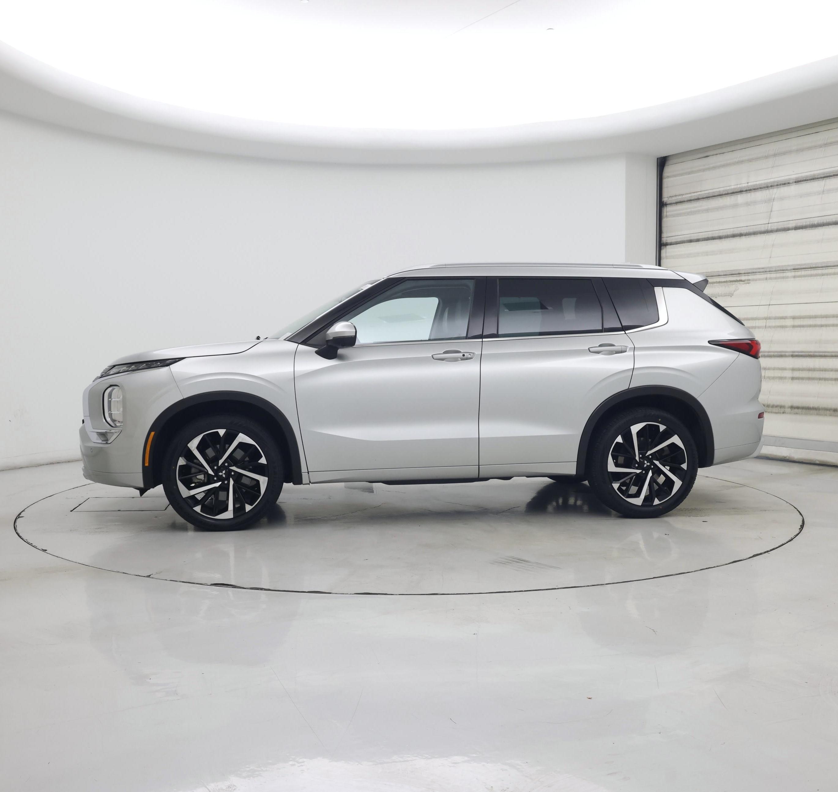 Thumbnail: 2023 Mitsubishi Outlander - 3