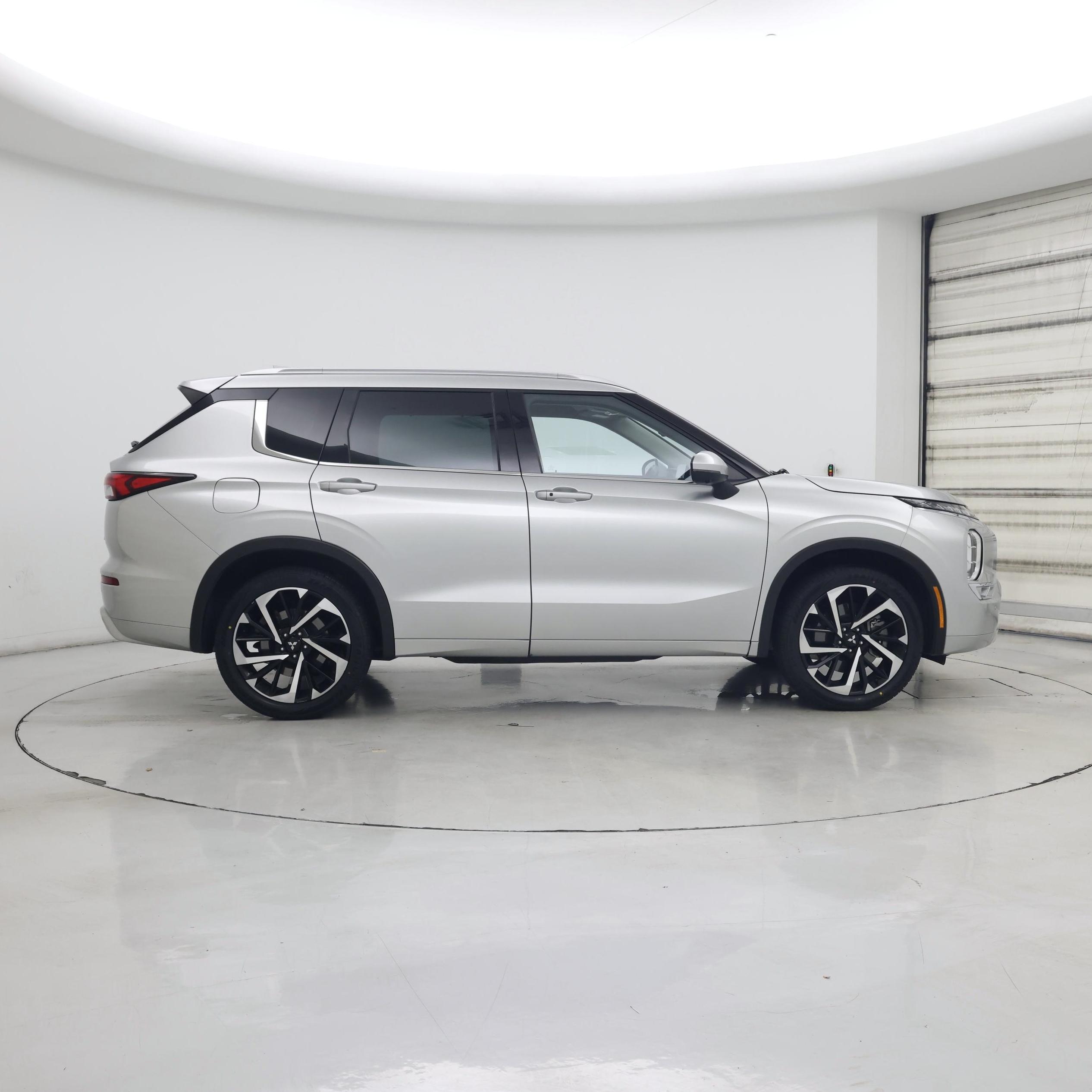 Thumbnail: 2023 Mitsubishi Outlander - 7