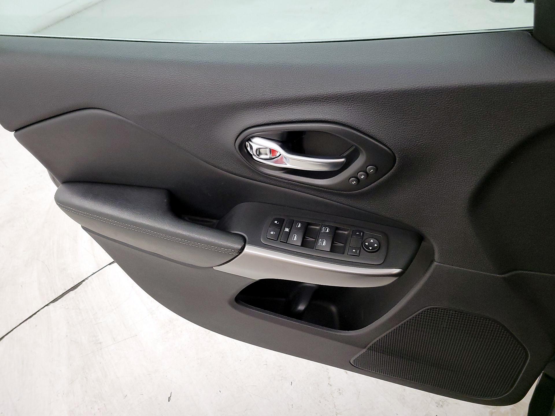 Thumbnail: 2021 Jeep Cherokee - 12