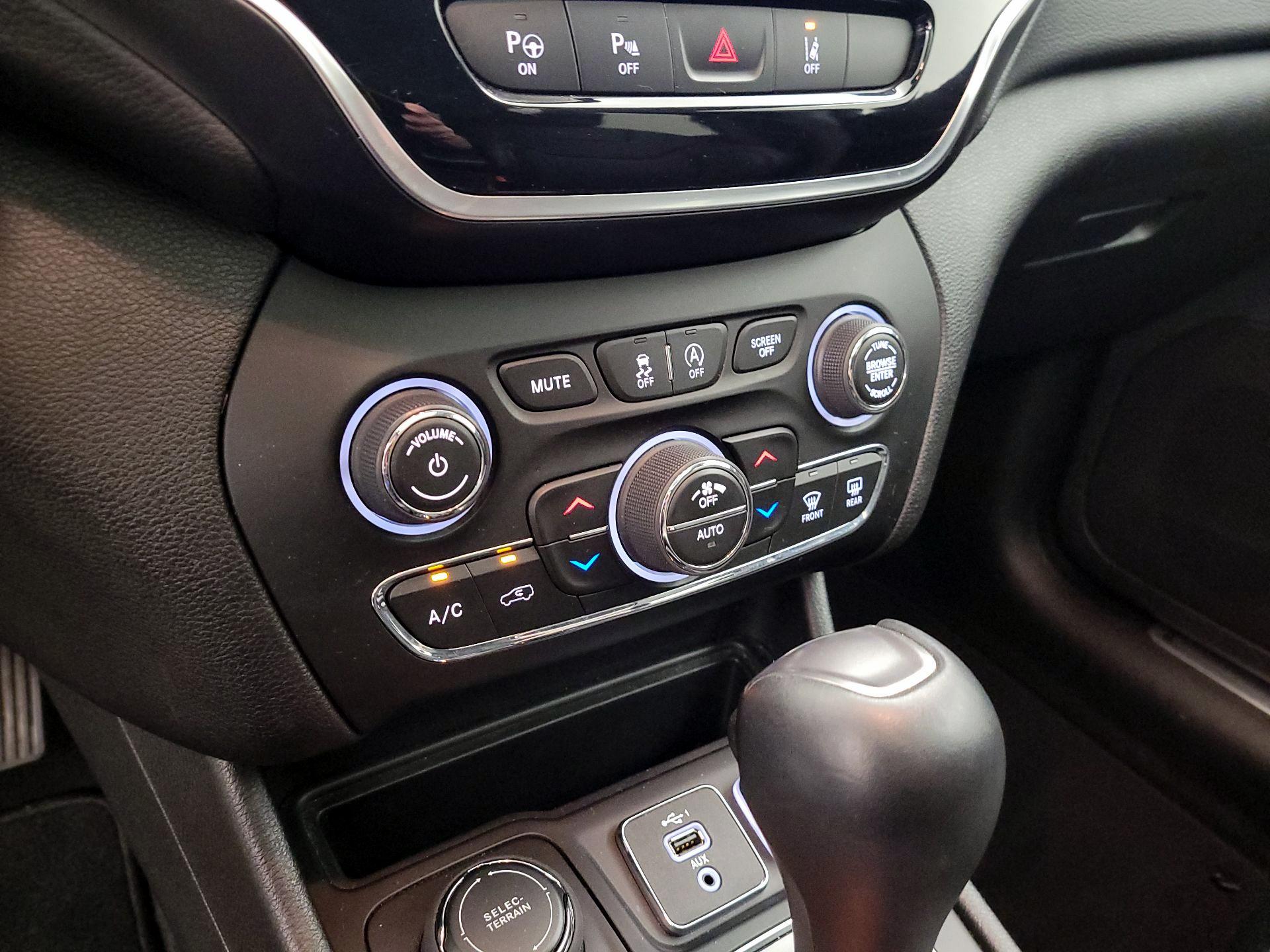 Thumbnail: 2021 Jeep Cherokee - 16