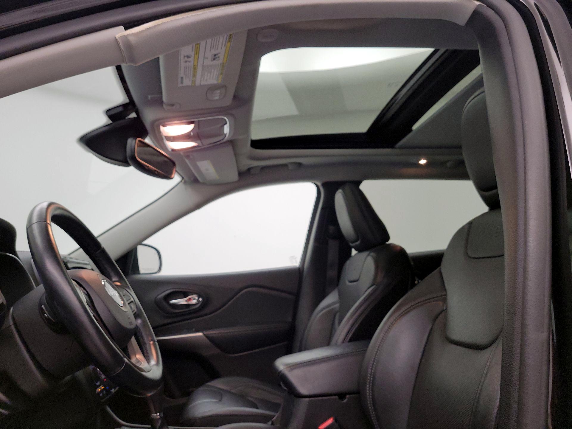 Thumbnail: 2021 Jeep Cherokee - 19