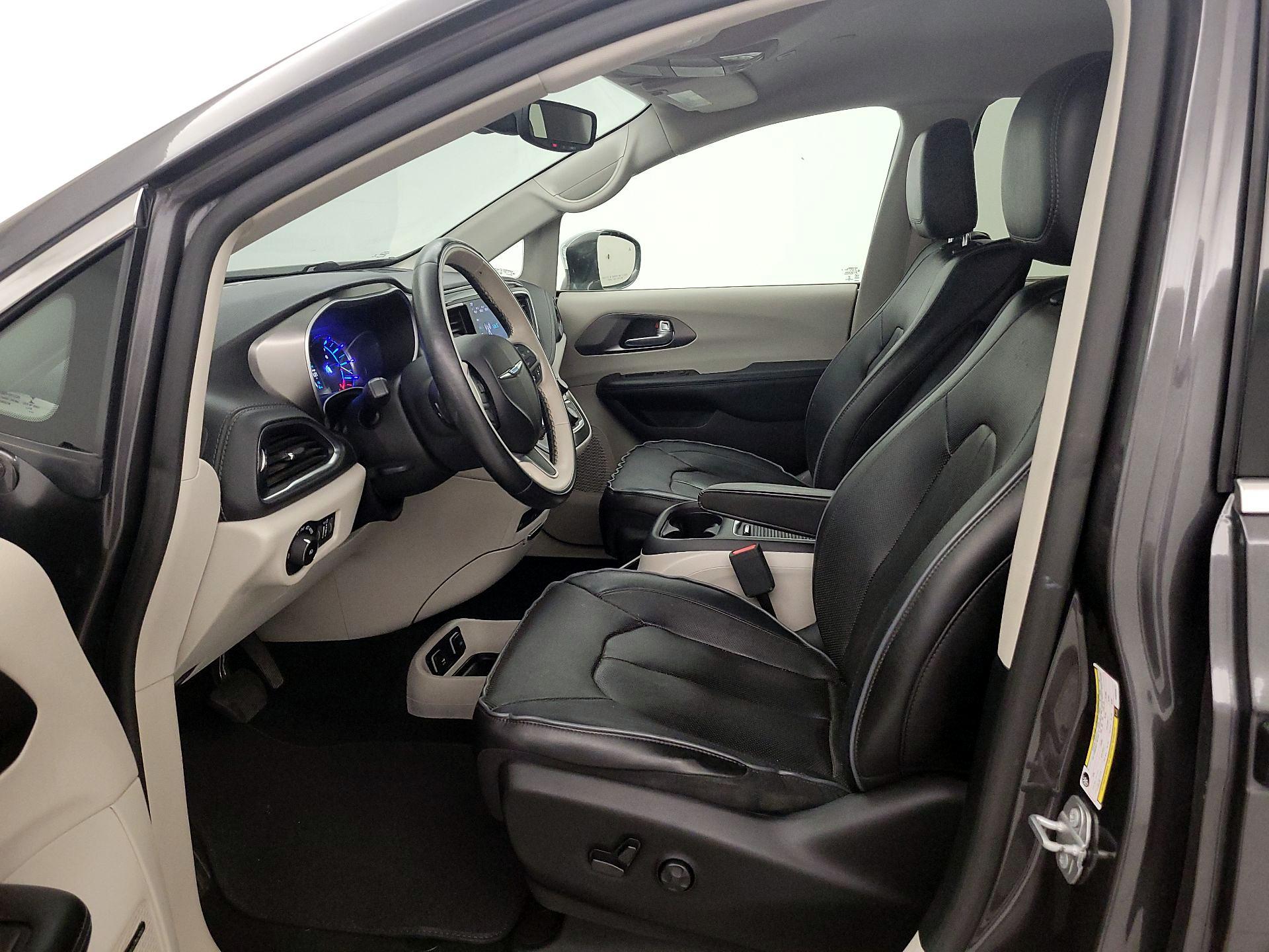 Thumbnail: 2018 Chrysler Pacifica - 11