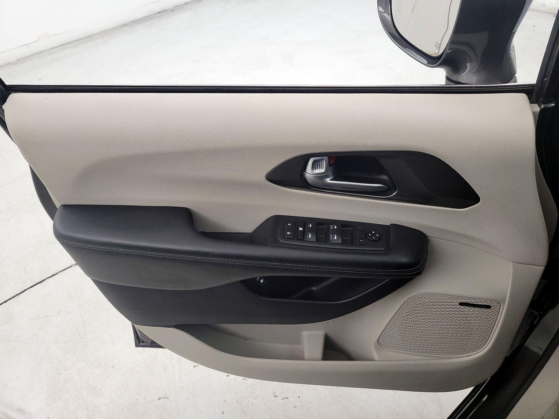 Thumbnail: 2018 Chrysler Pacifica - 12