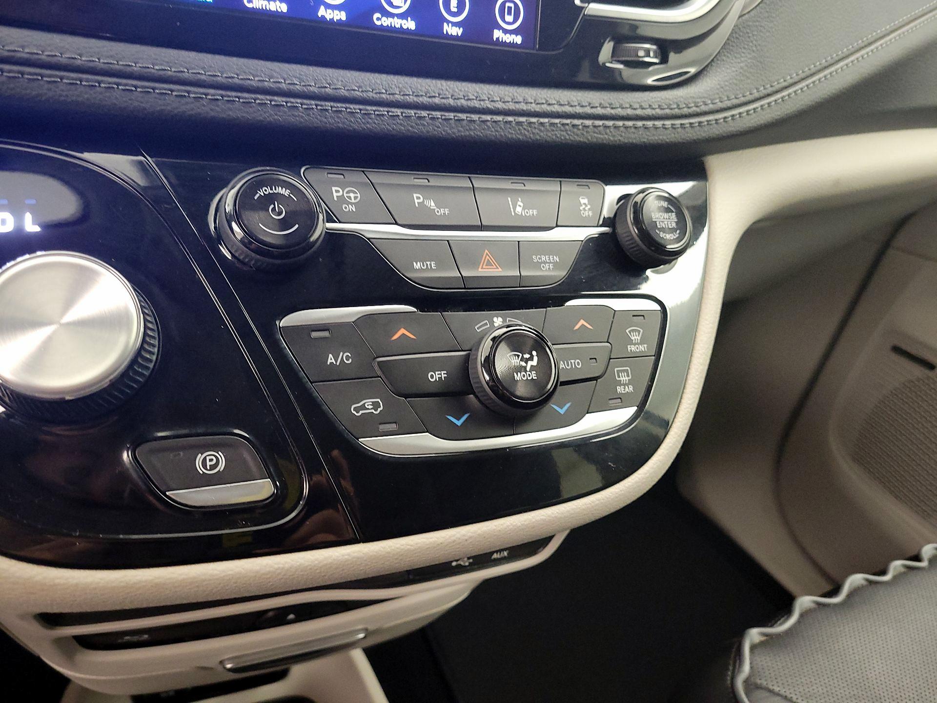 Thumbnail: 2018 Chrysler Pacifica - 17