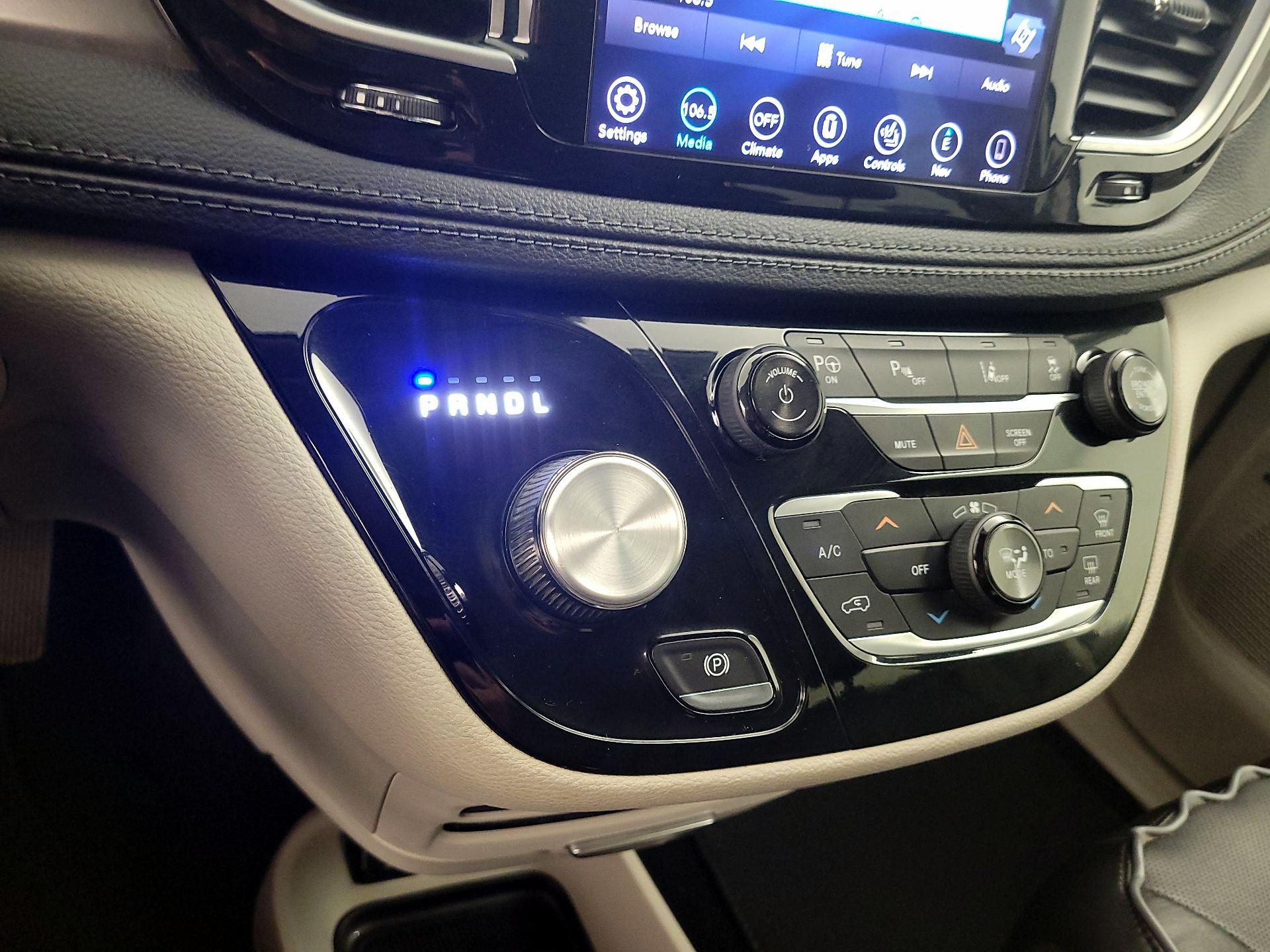 Thumbnail: 2018 Chrysler Pacifica - 18