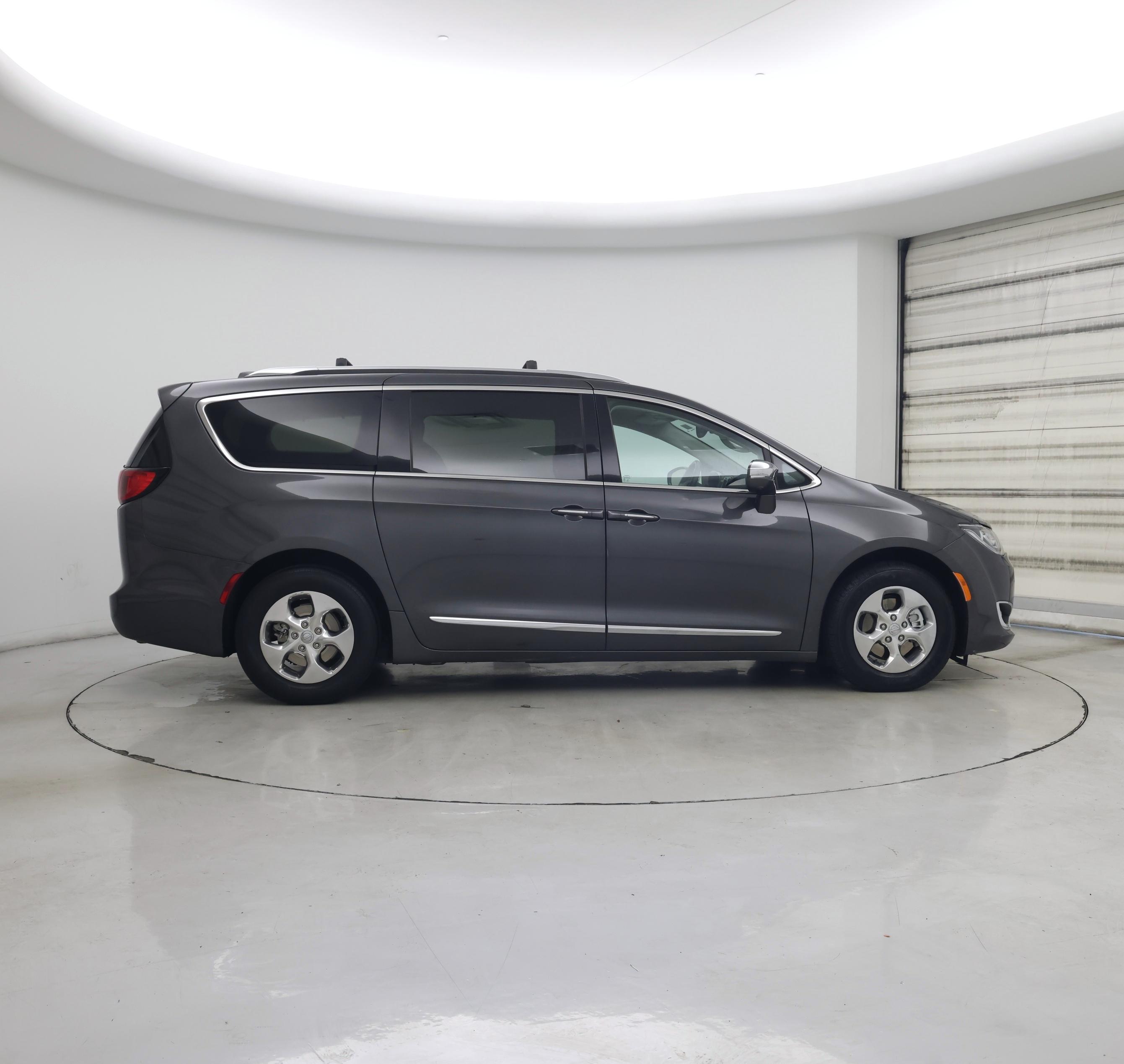 Thumbnail: 2018 Chrysler Pacifica - 7